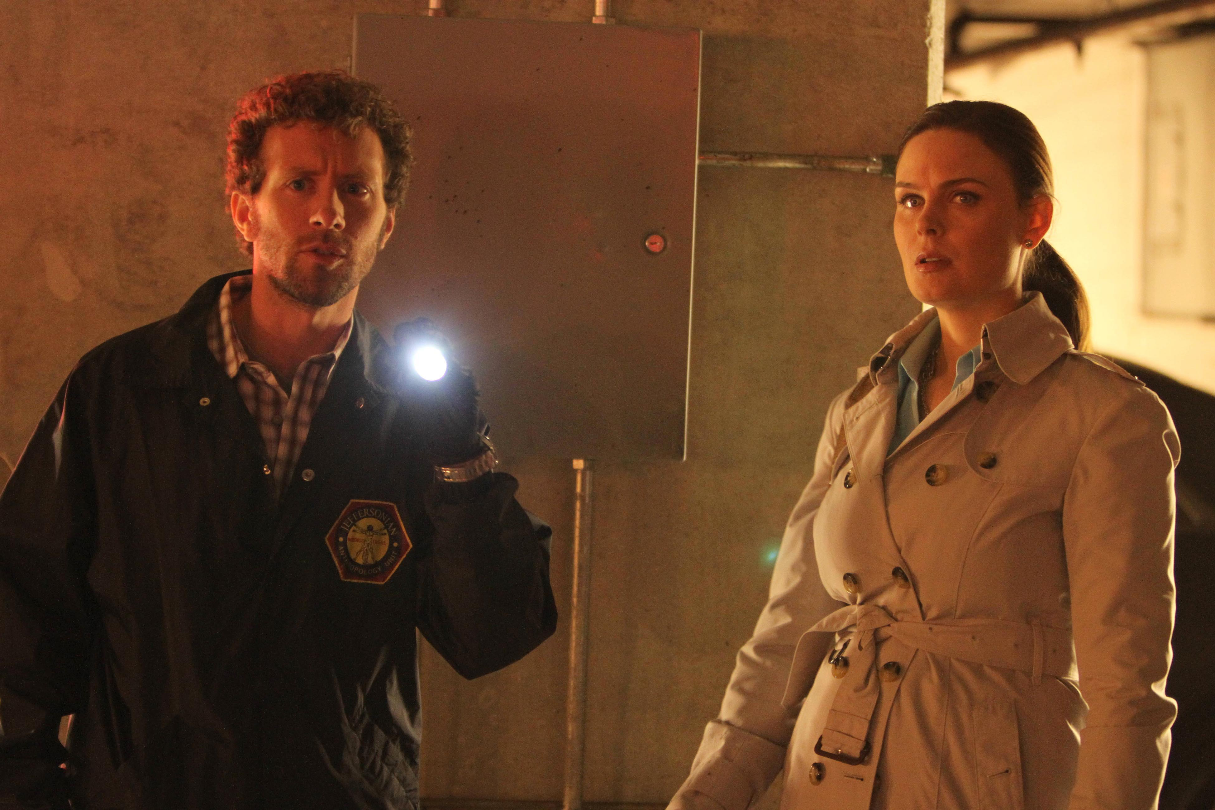 T. J. Thyne and woman in a crime scene HD Wallpaper