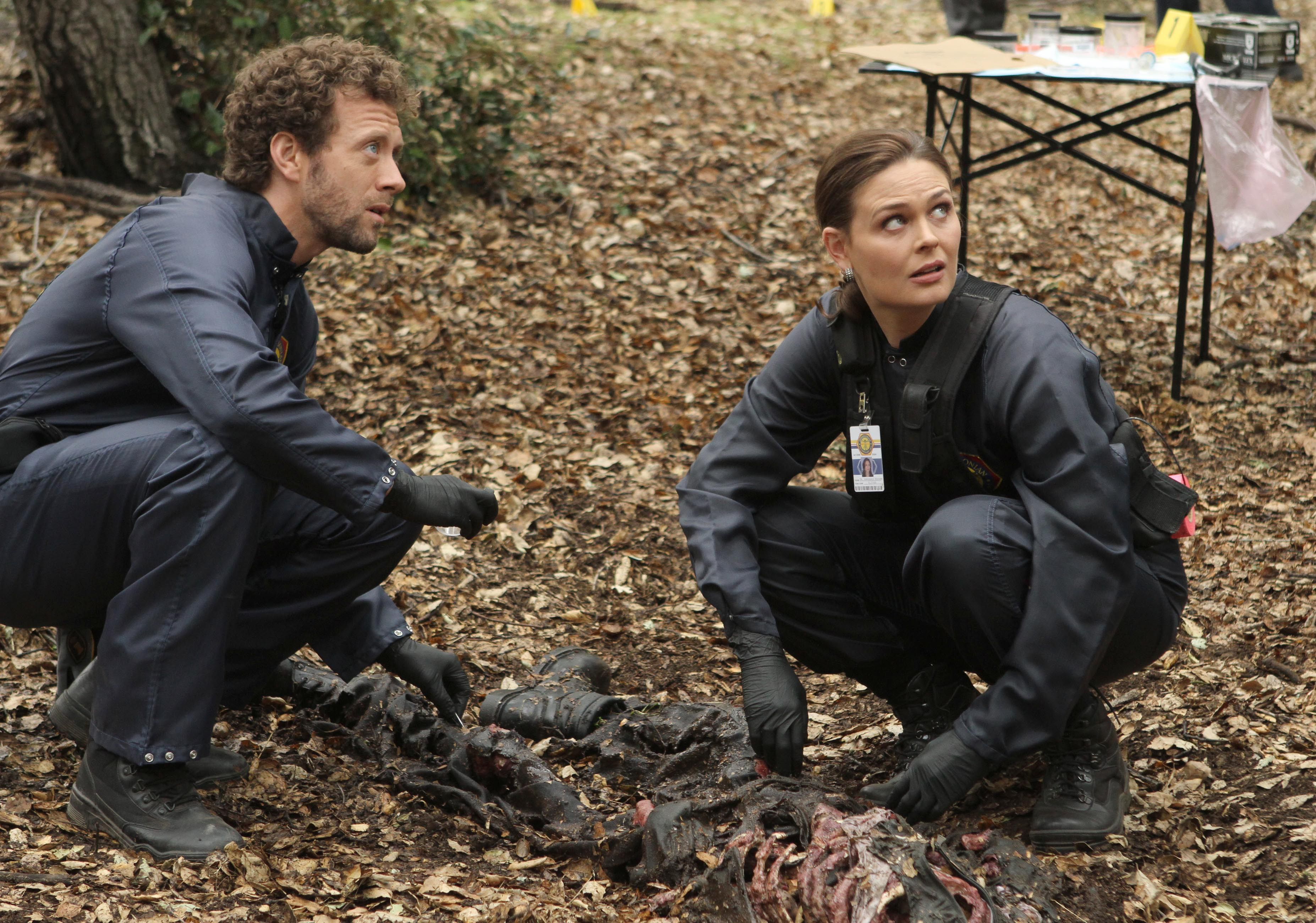 T. J. Thyne and Emily Deschanel at a crime scene HD Wallpaper