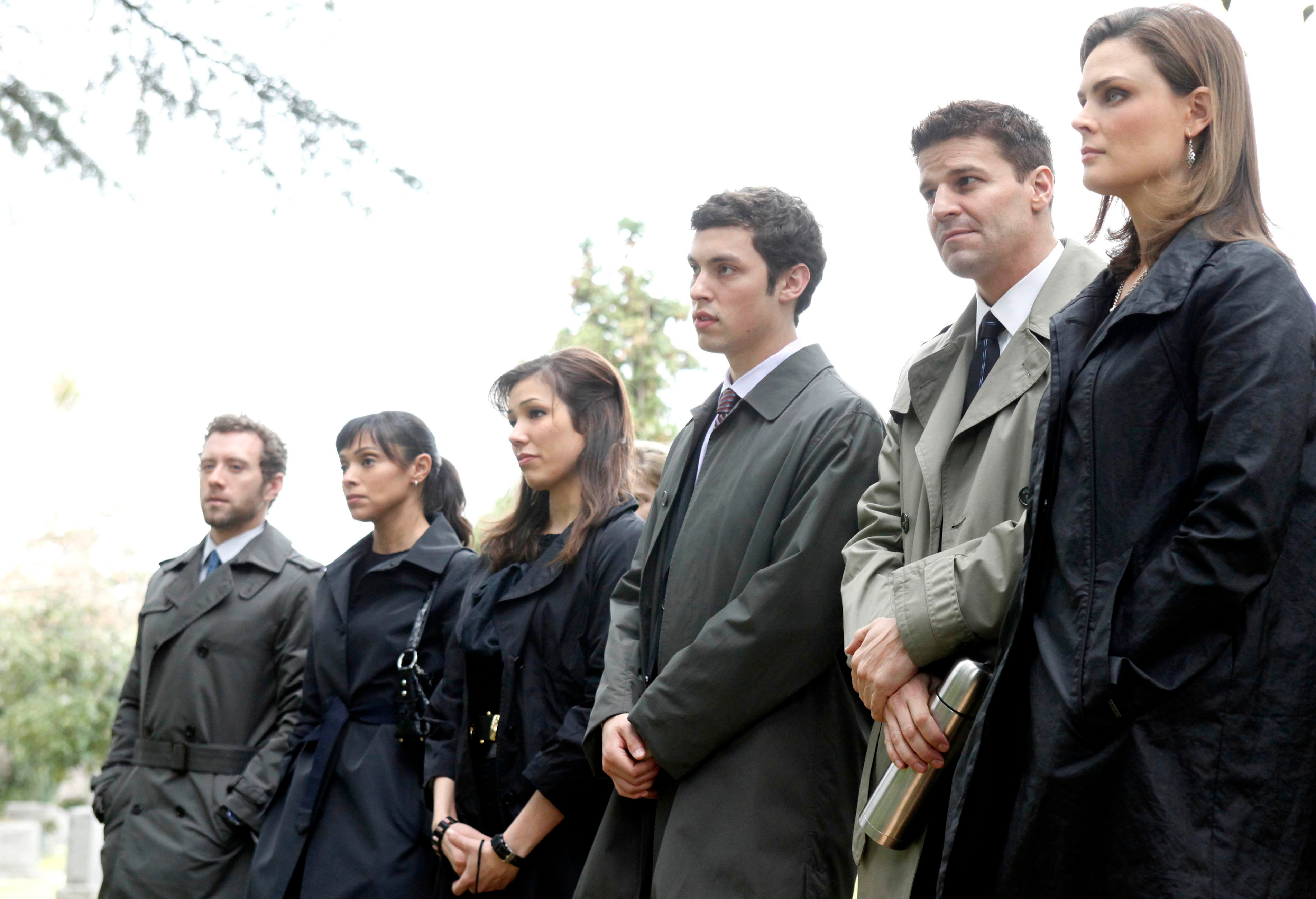T. J. Thyne and cast at a funeral HD Wallpaper