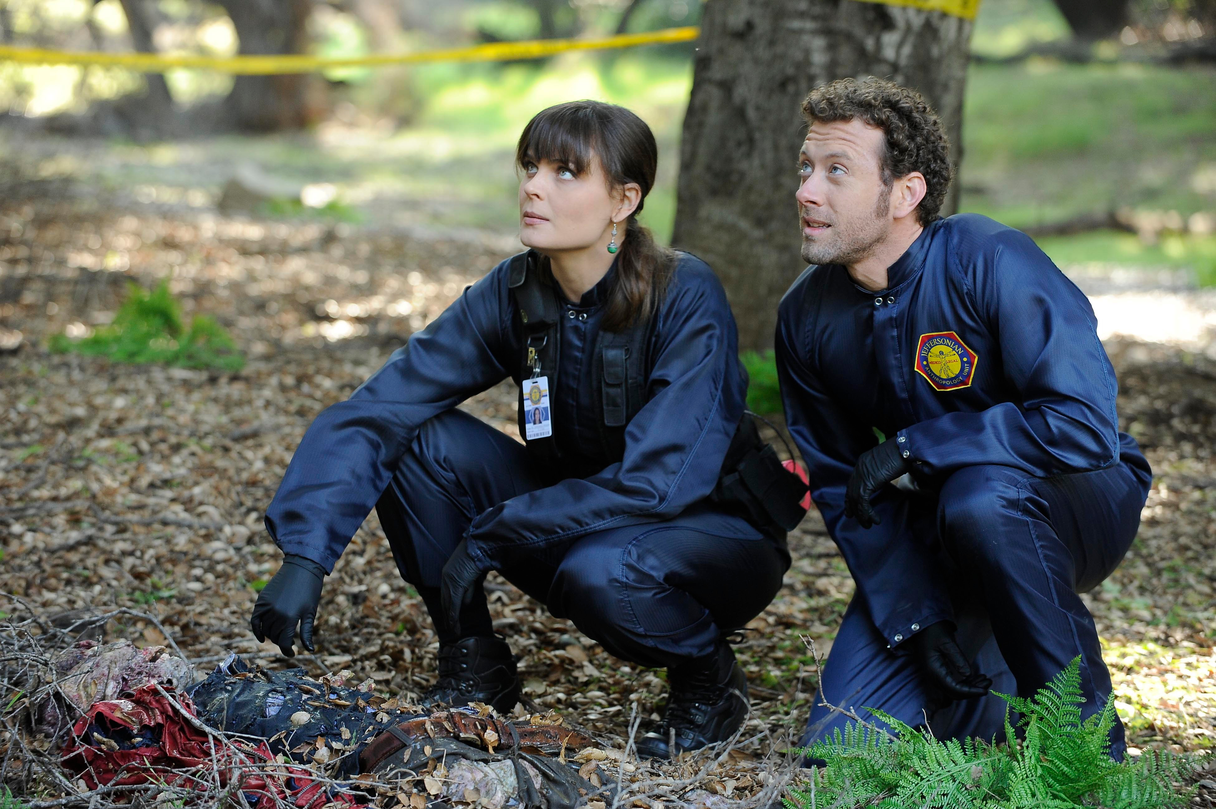T. J. Thyne and woman at crime scene HD Wallpaper