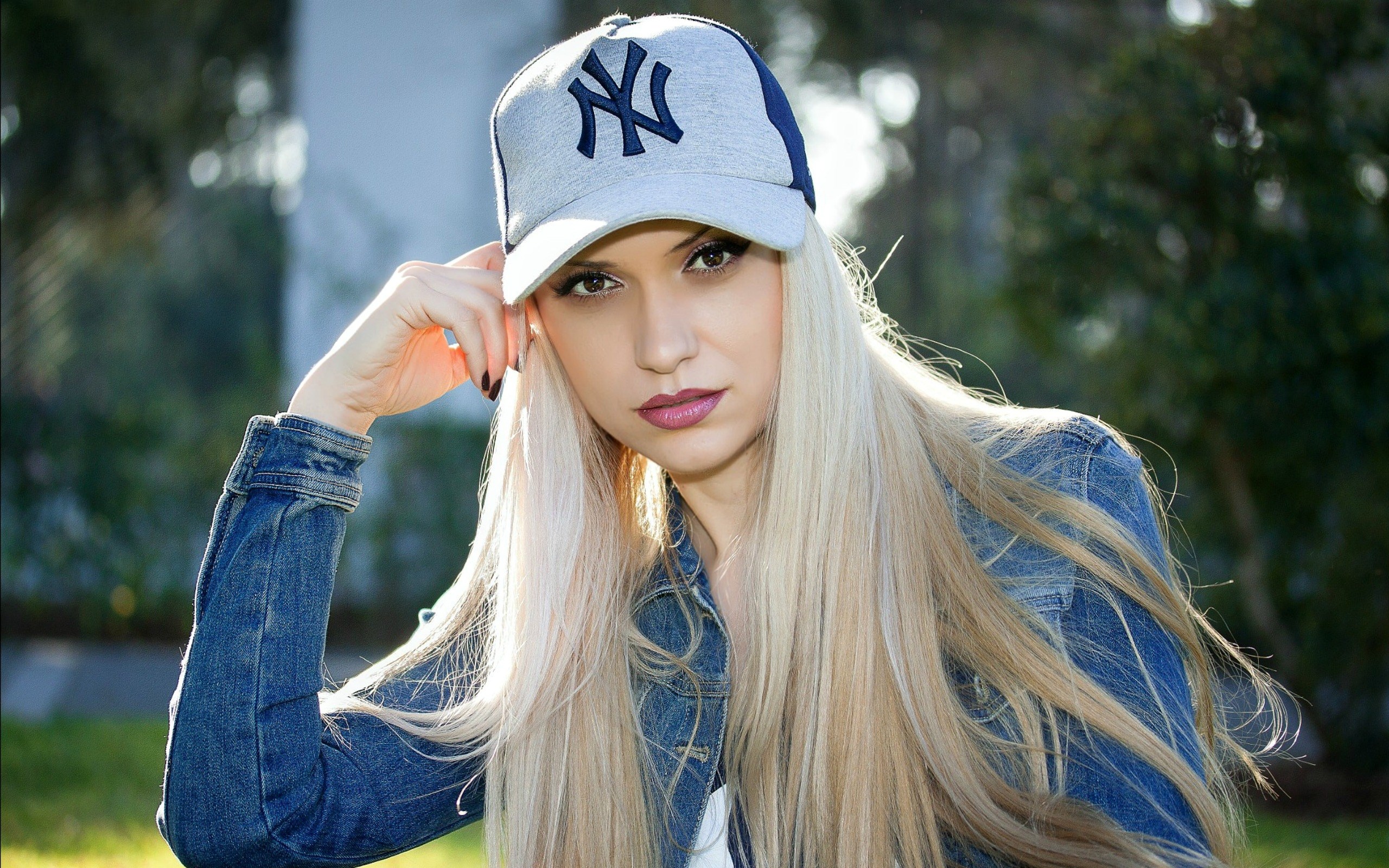 Woman wearing a New York Yankees cap and denim jacket HD Wallpaper
