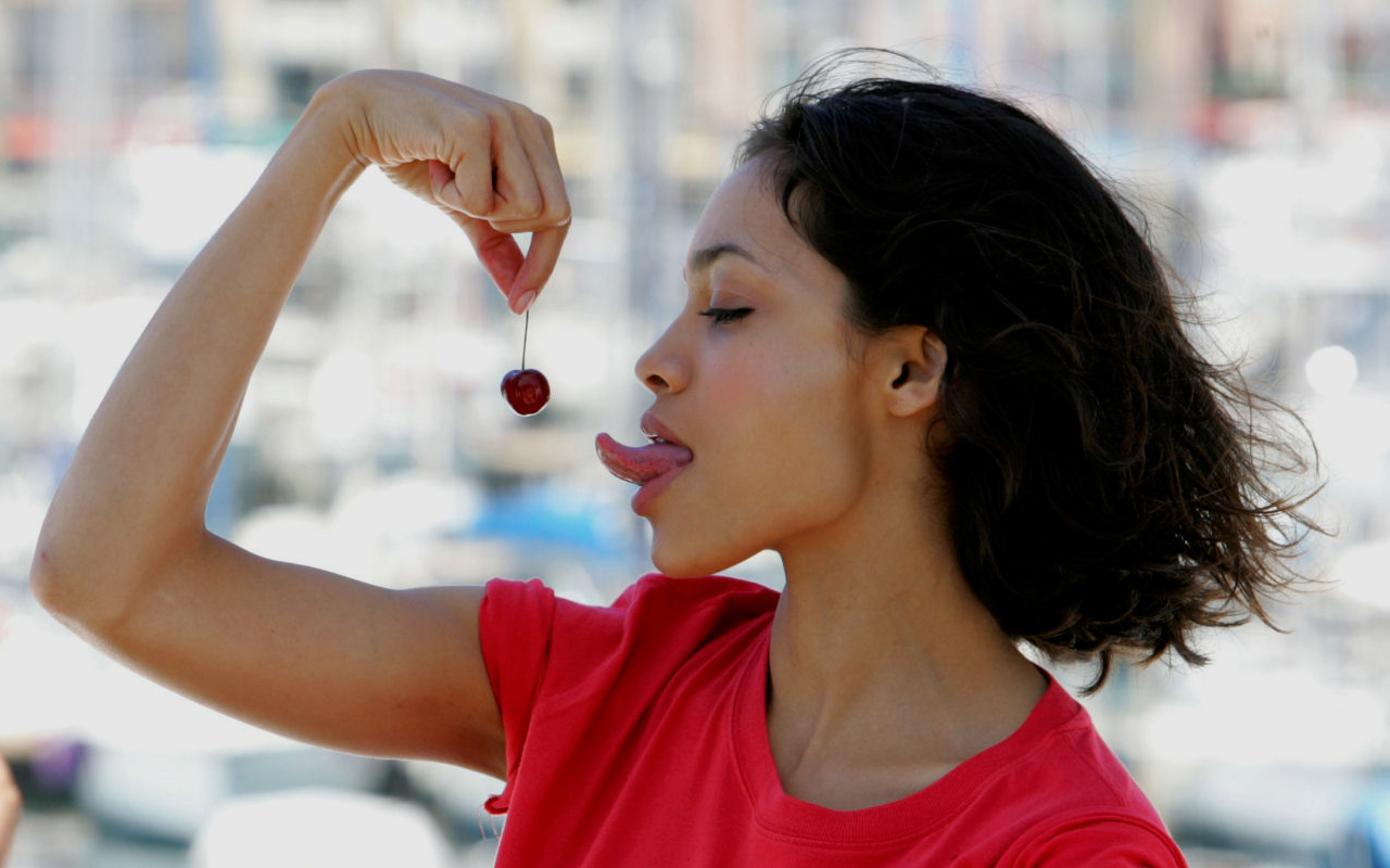Rosario Dawson eating a cherry HD Wallpaper