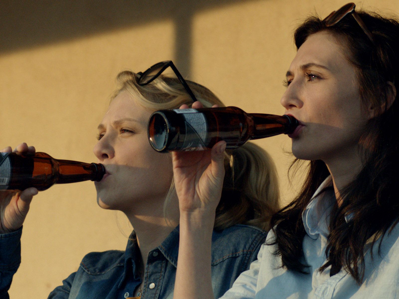 Carice van Houten drinking beer HD Wallpaper
