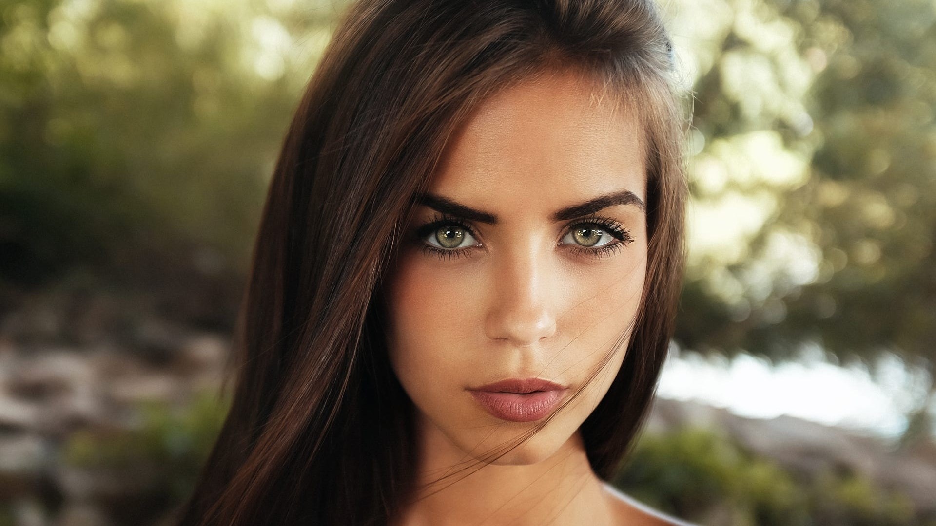 Woman with green eyes and brown hair outdoors HD Wallpaper