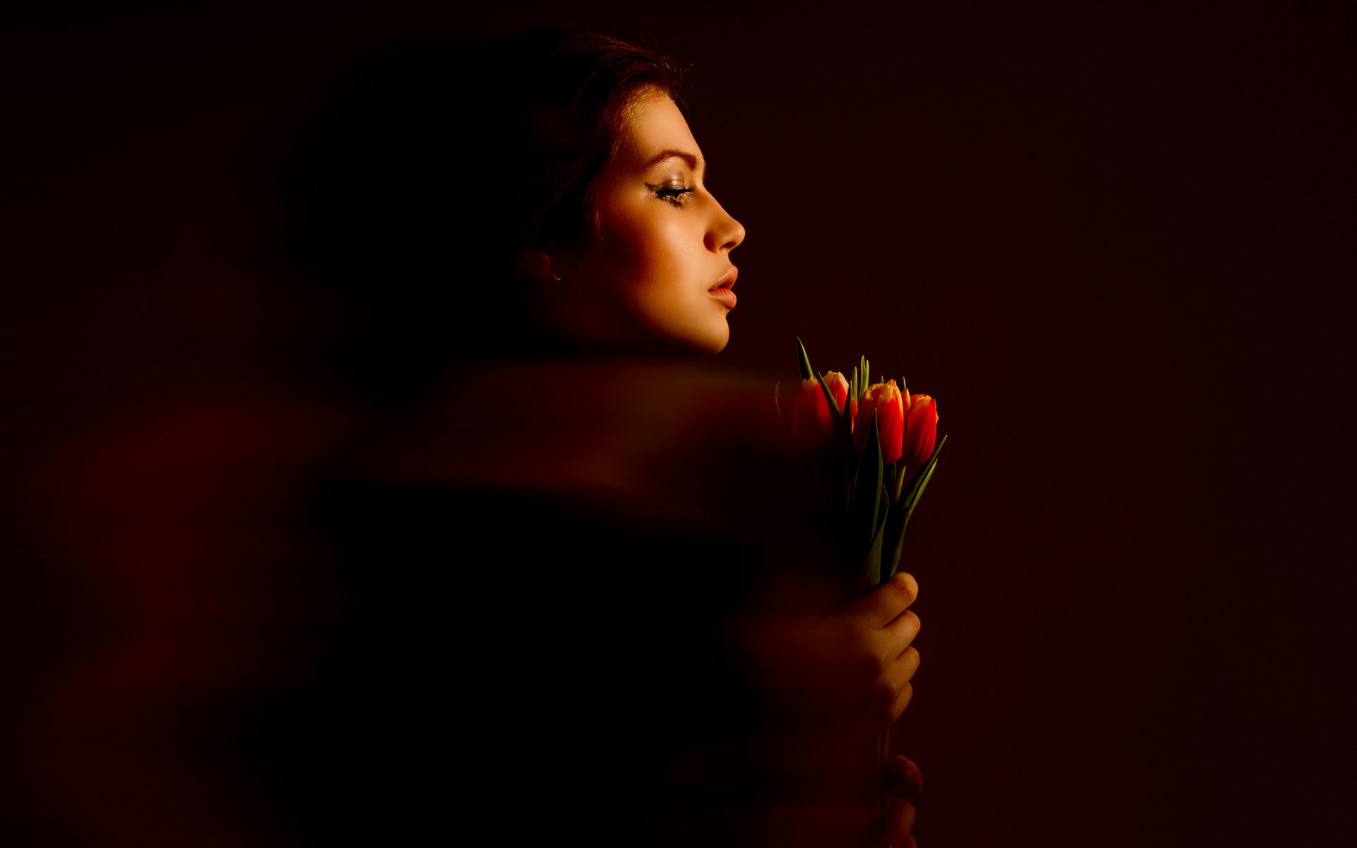 Woman holding tulips in profile HD Wallpaper