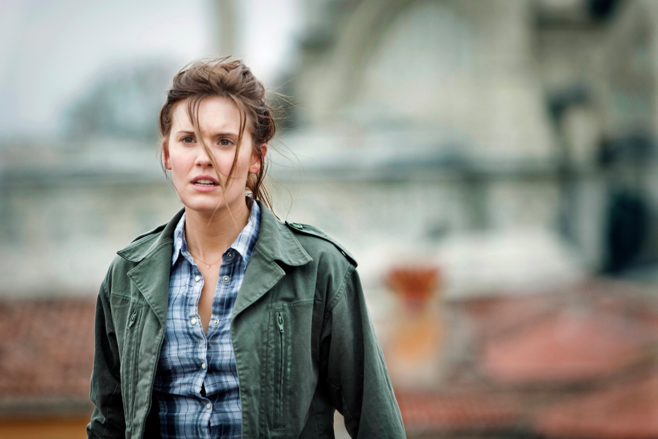 Maggie Grace in a green jacket HD Wallpaper