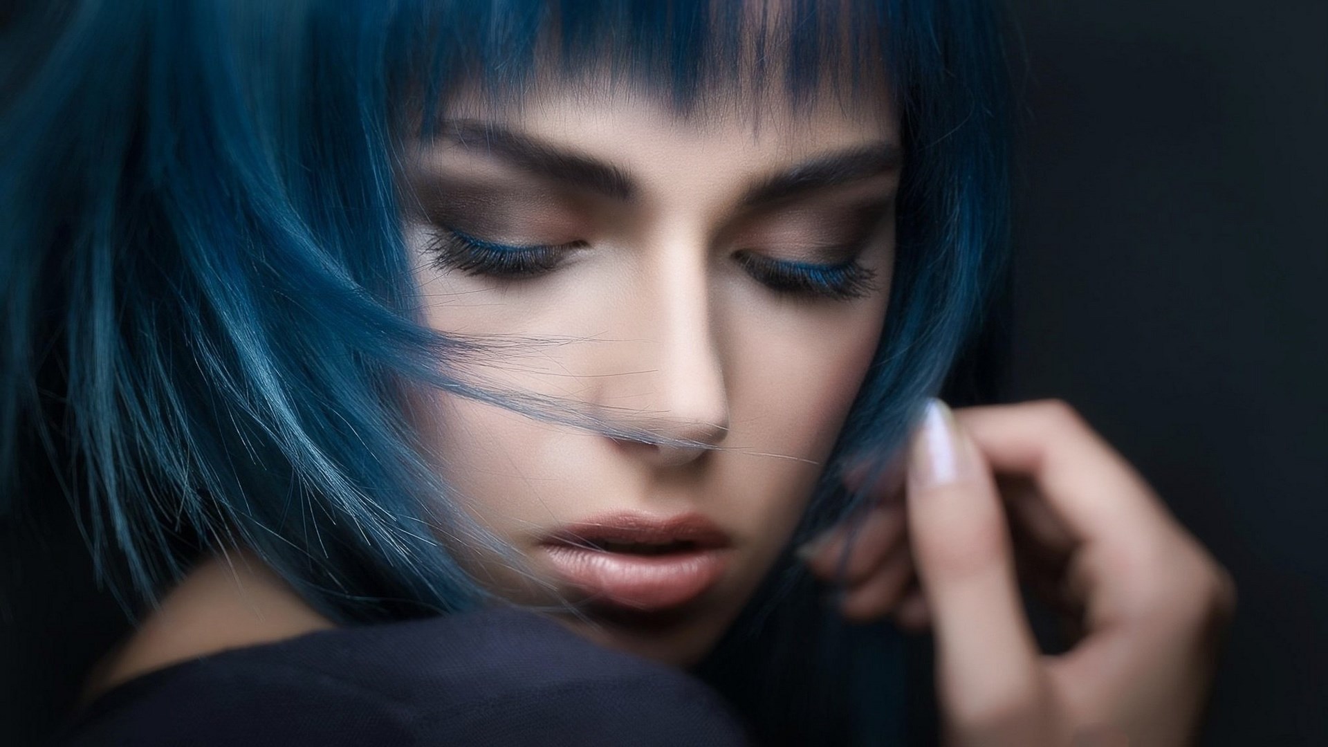 Woman with blue hair looking down HD Wallpaper