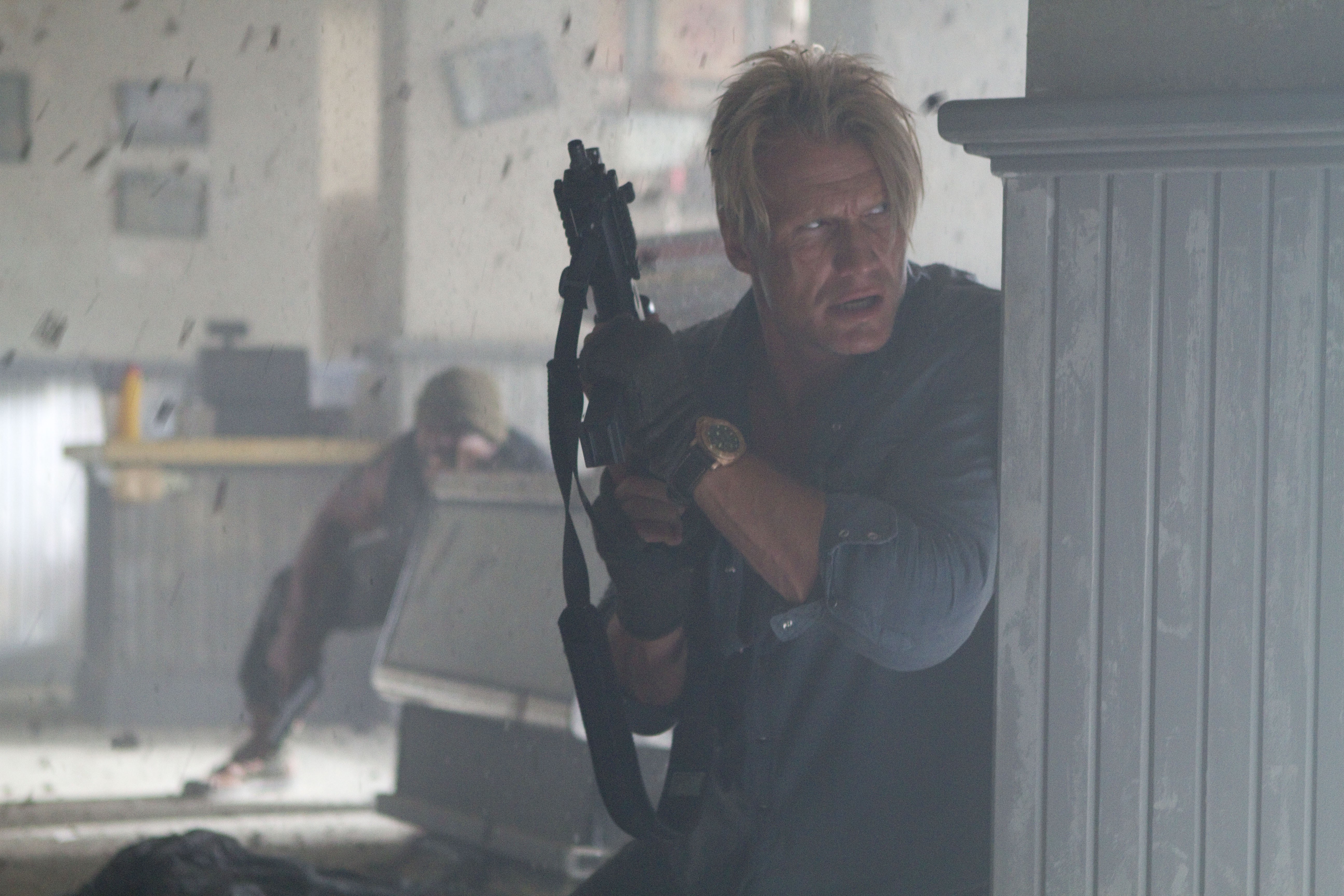 Dolph Lundgren with assault rifle in combat HD Wallpaper