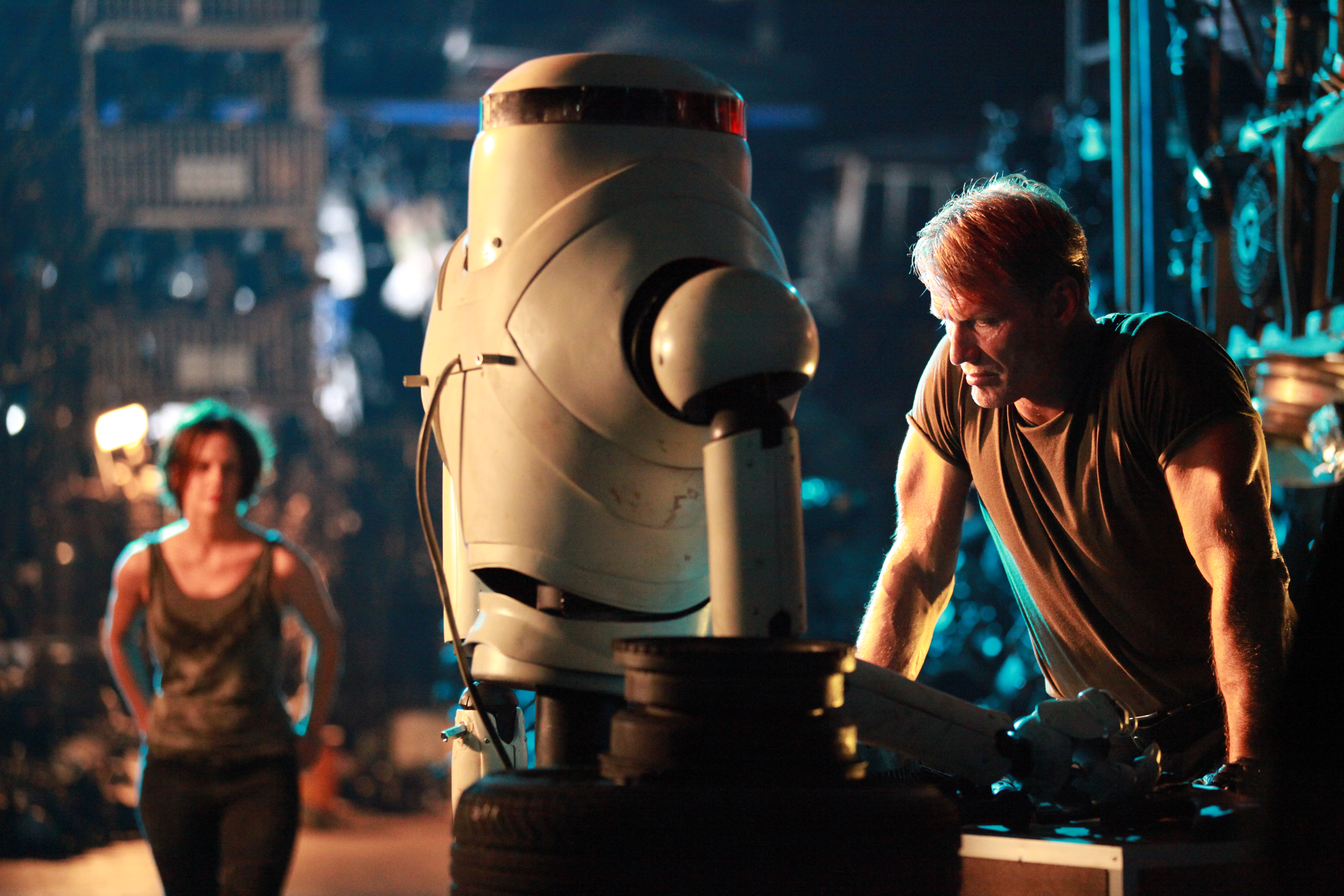 Dolph Lundgren with a robot HD Wallpaper