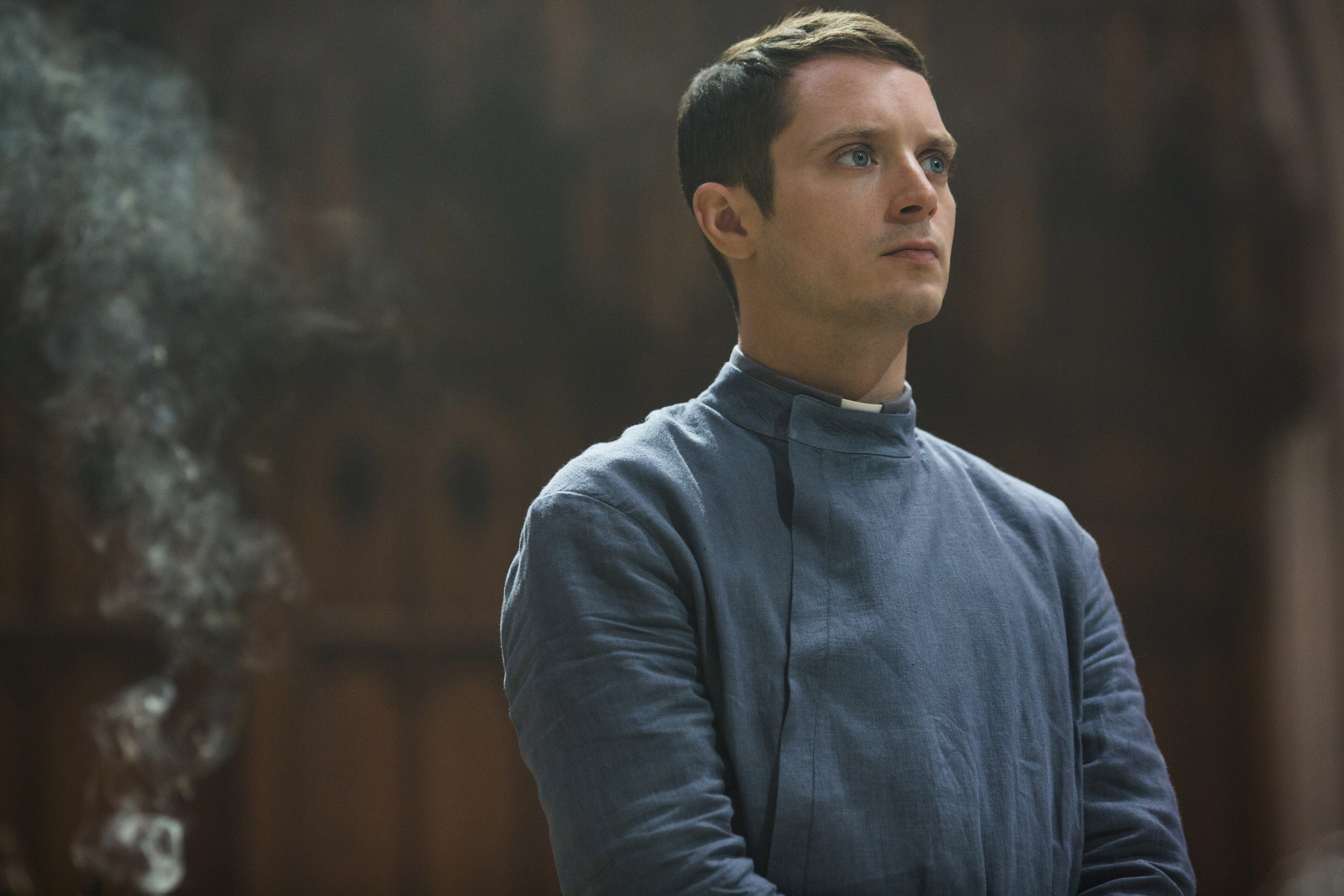 Elijah Wood in a blue robe HD Wallpaper