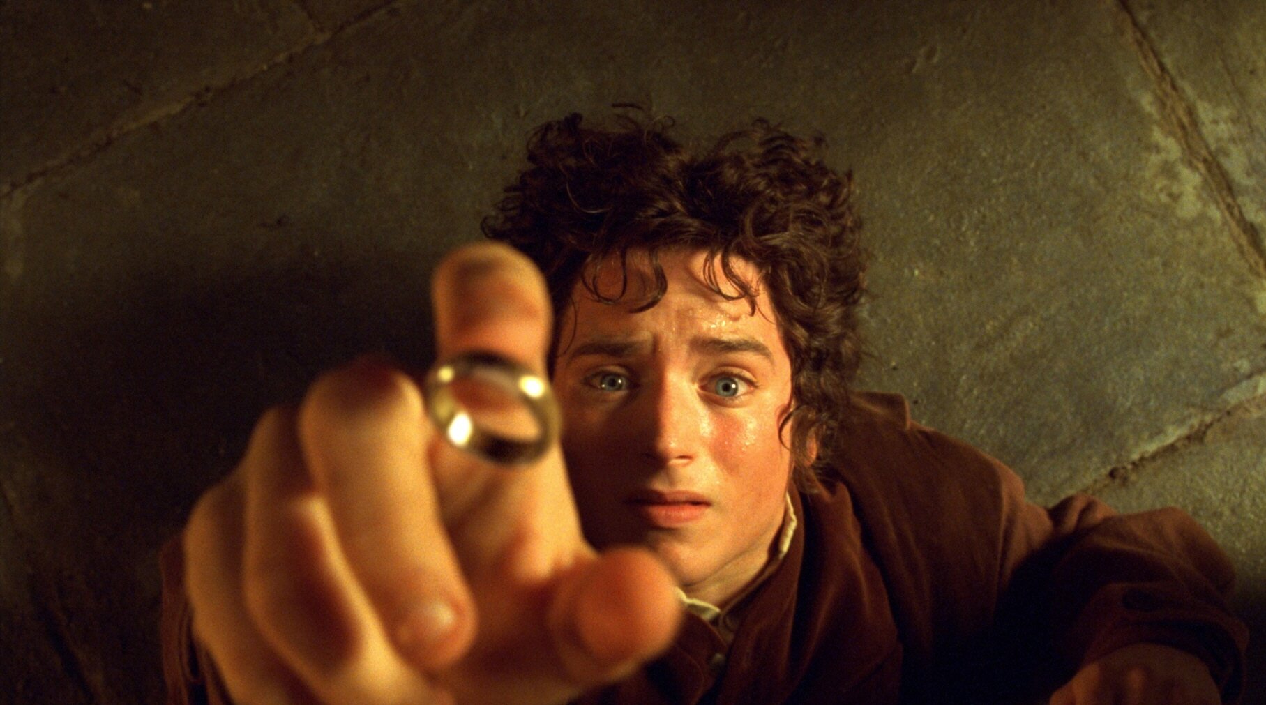 Frodo Baggins from The Lord of the Rings holding the One Ring HD Wallpaper