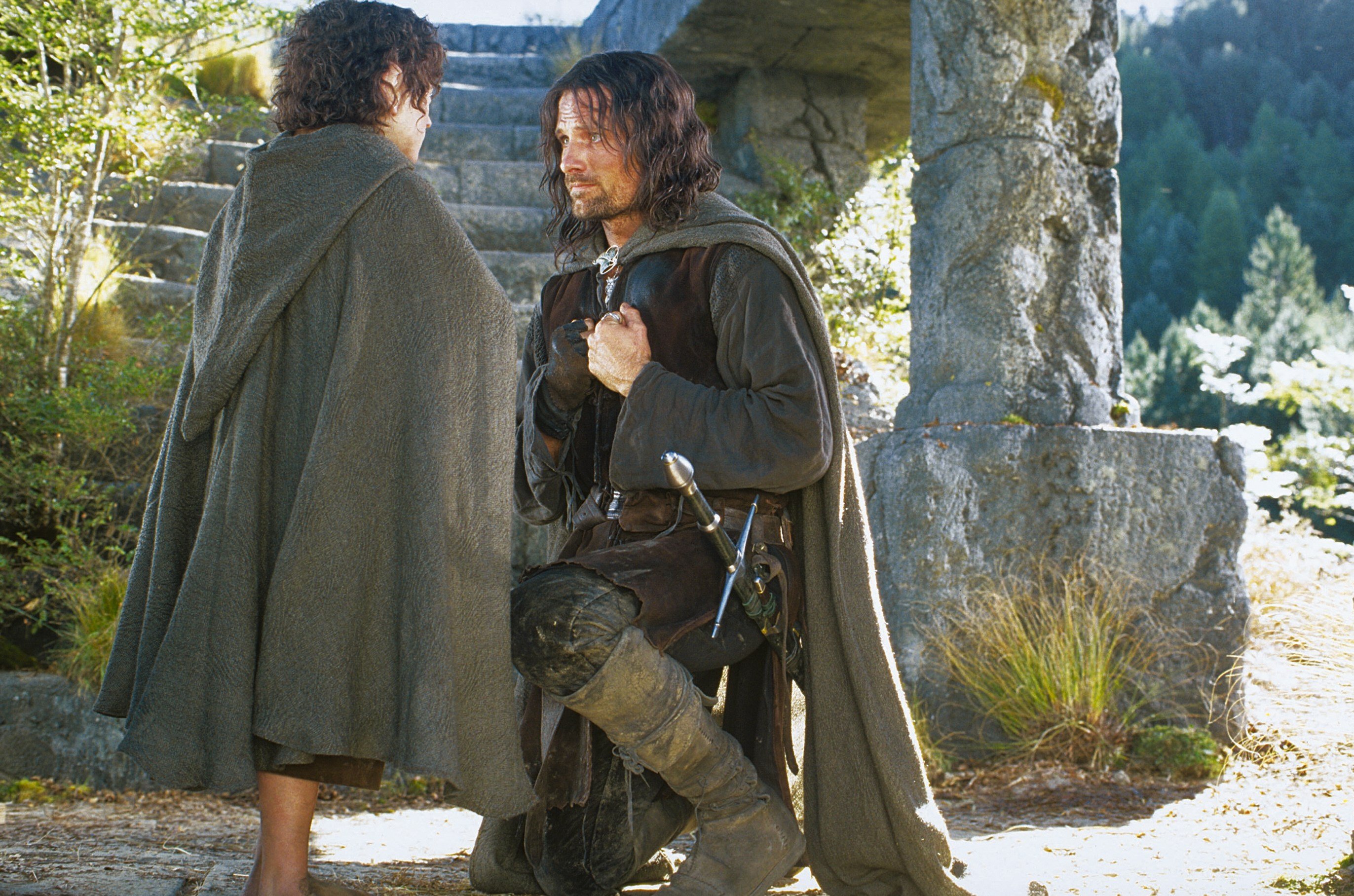 Aragorn and Frodo from The Lord of the Rings HD Wallpaper