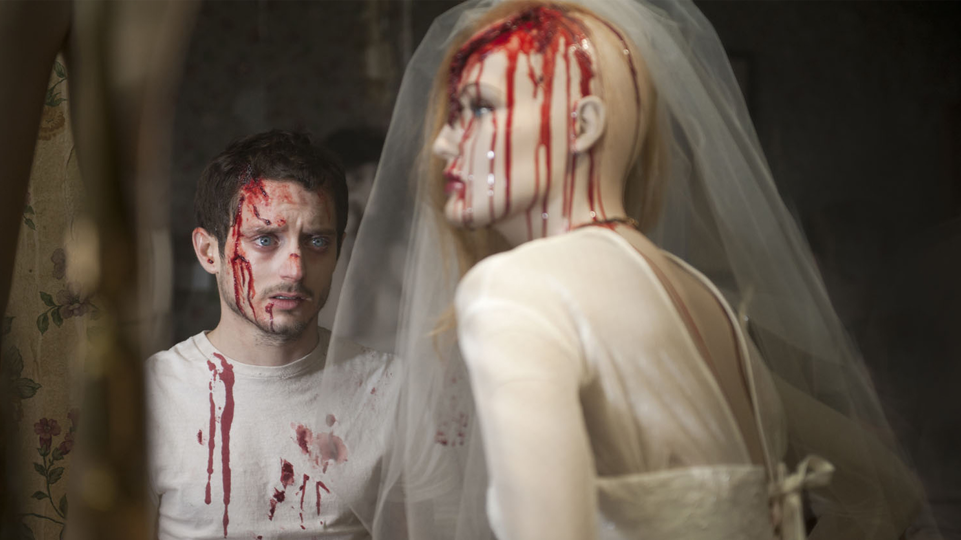 Elijah Wood with bloody mannequin bride HD Wallpaper