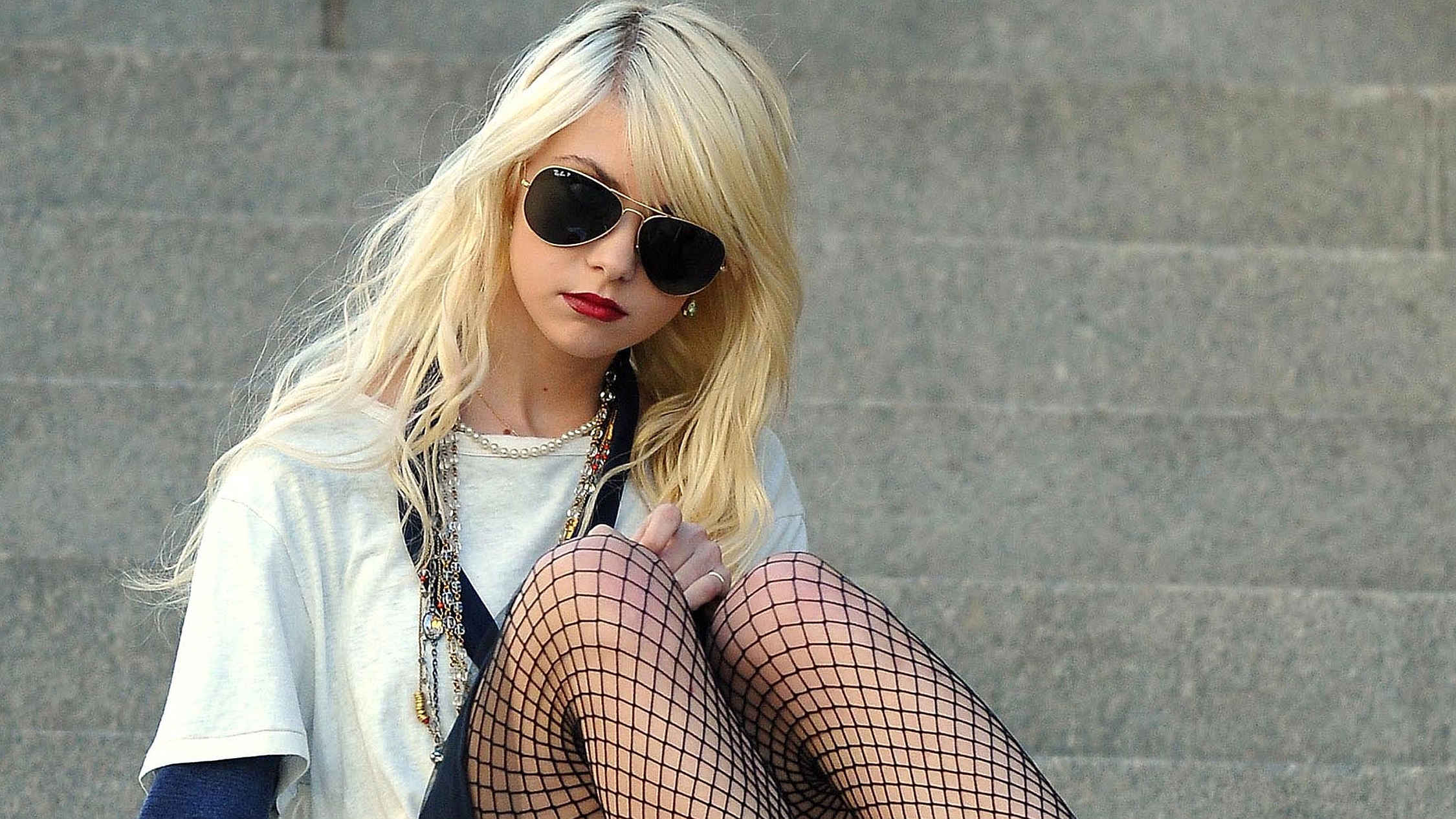 Taylor Momsen wearing sunglasses and fishnet stockings HD Wallpaper