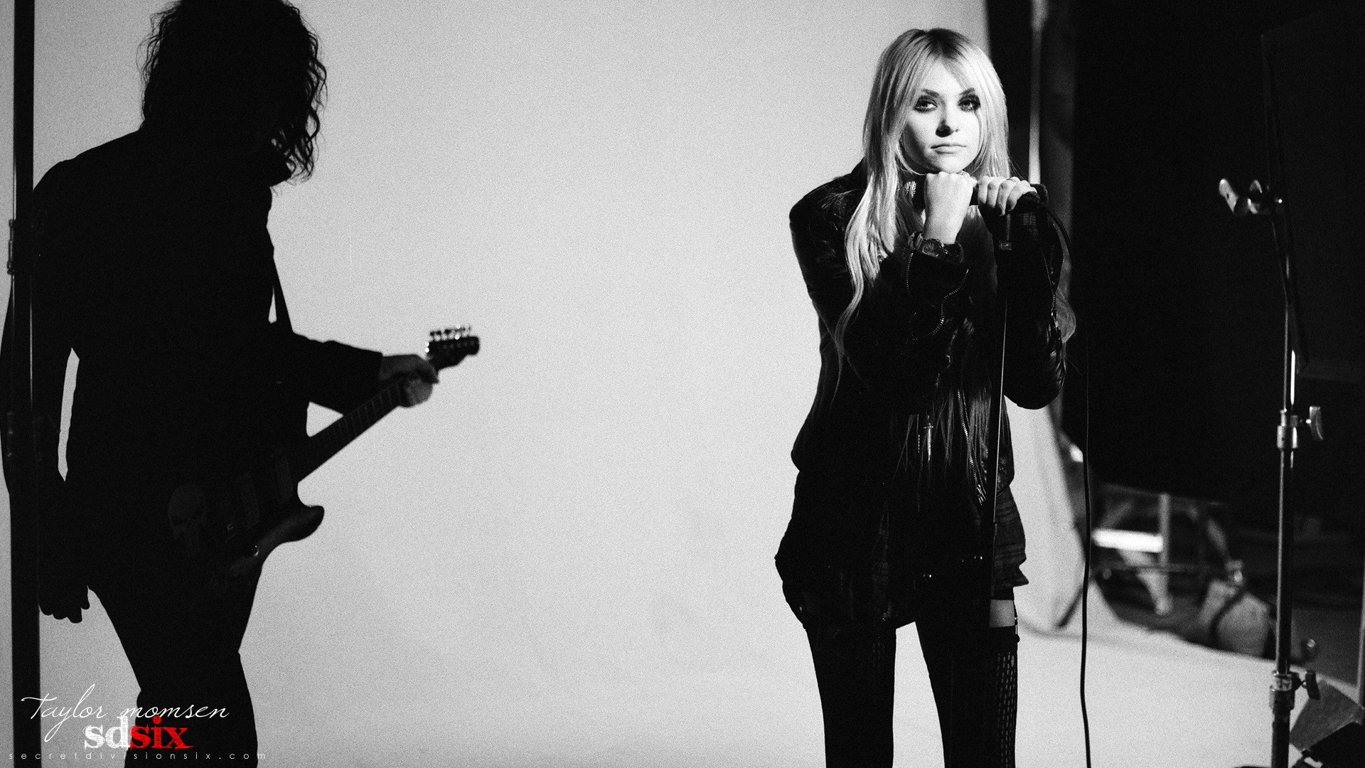 Taylor Momsen with a guitarist HD Wallpaper