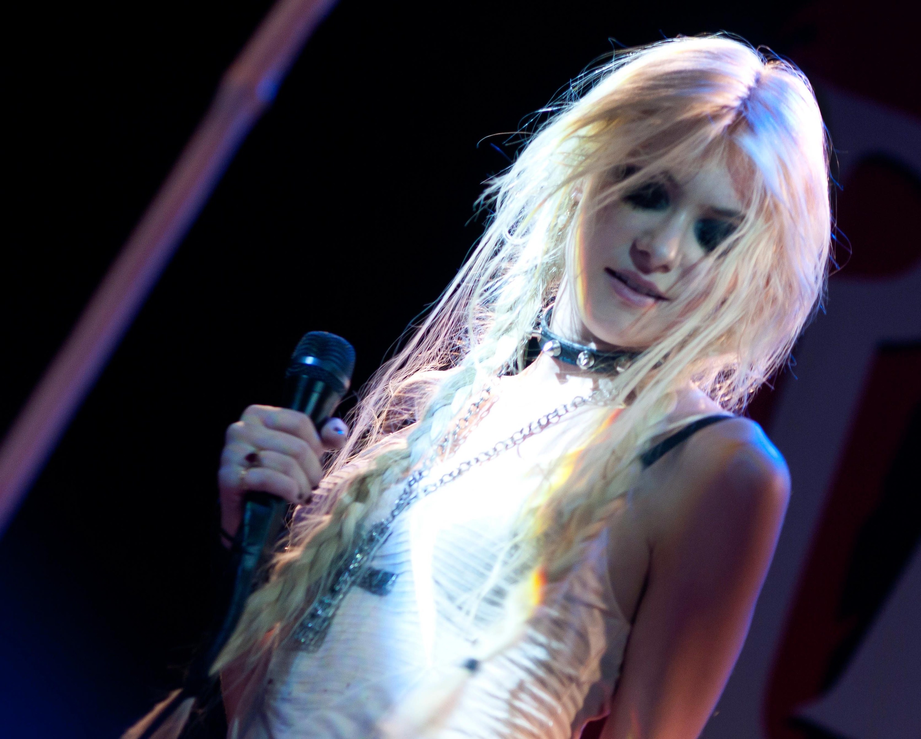 Taylor Momsen Singing with Blonde Braids HD Wallpaper