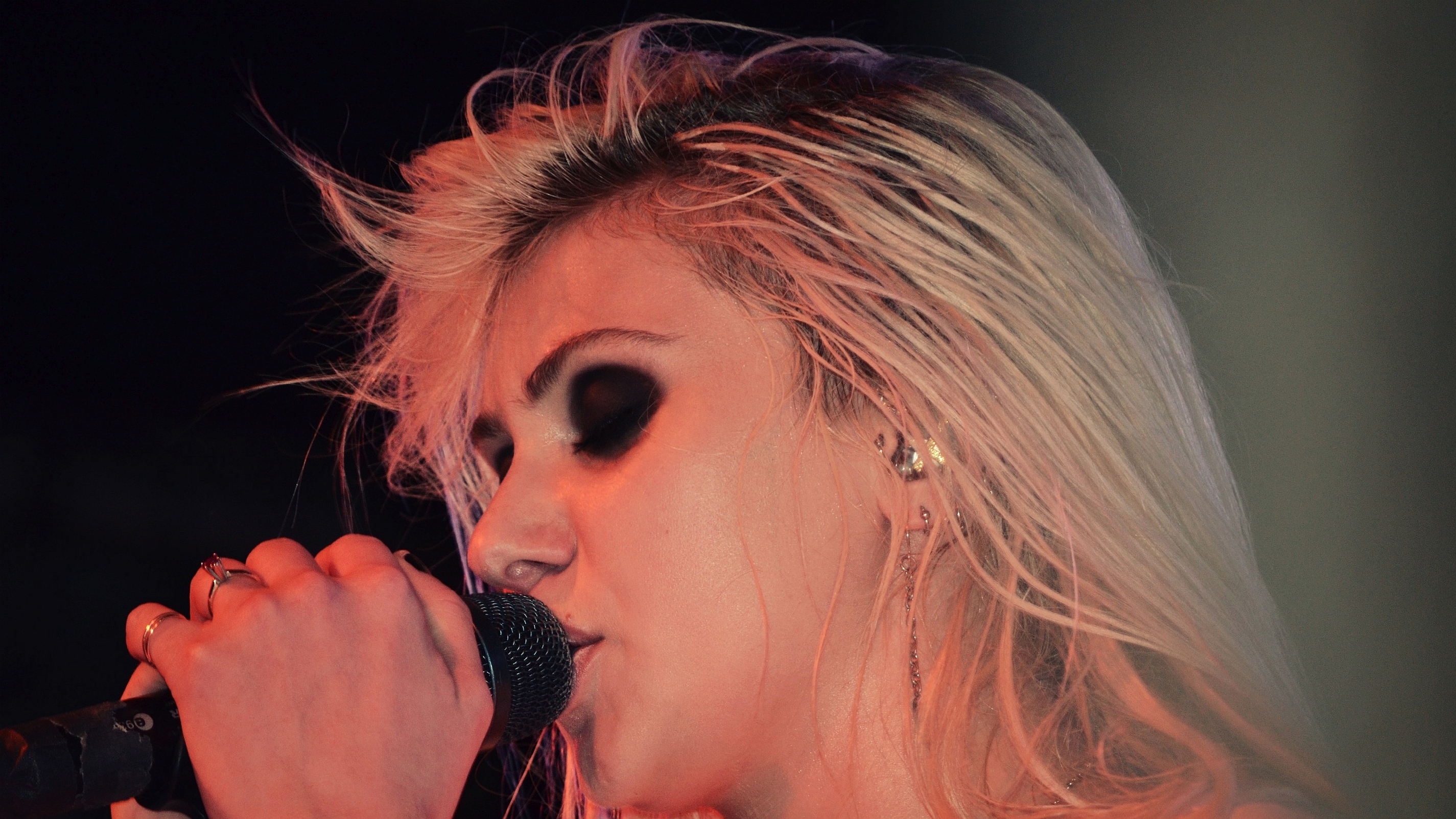 Taylor Momsen singing into a microphone HD Wallpaper