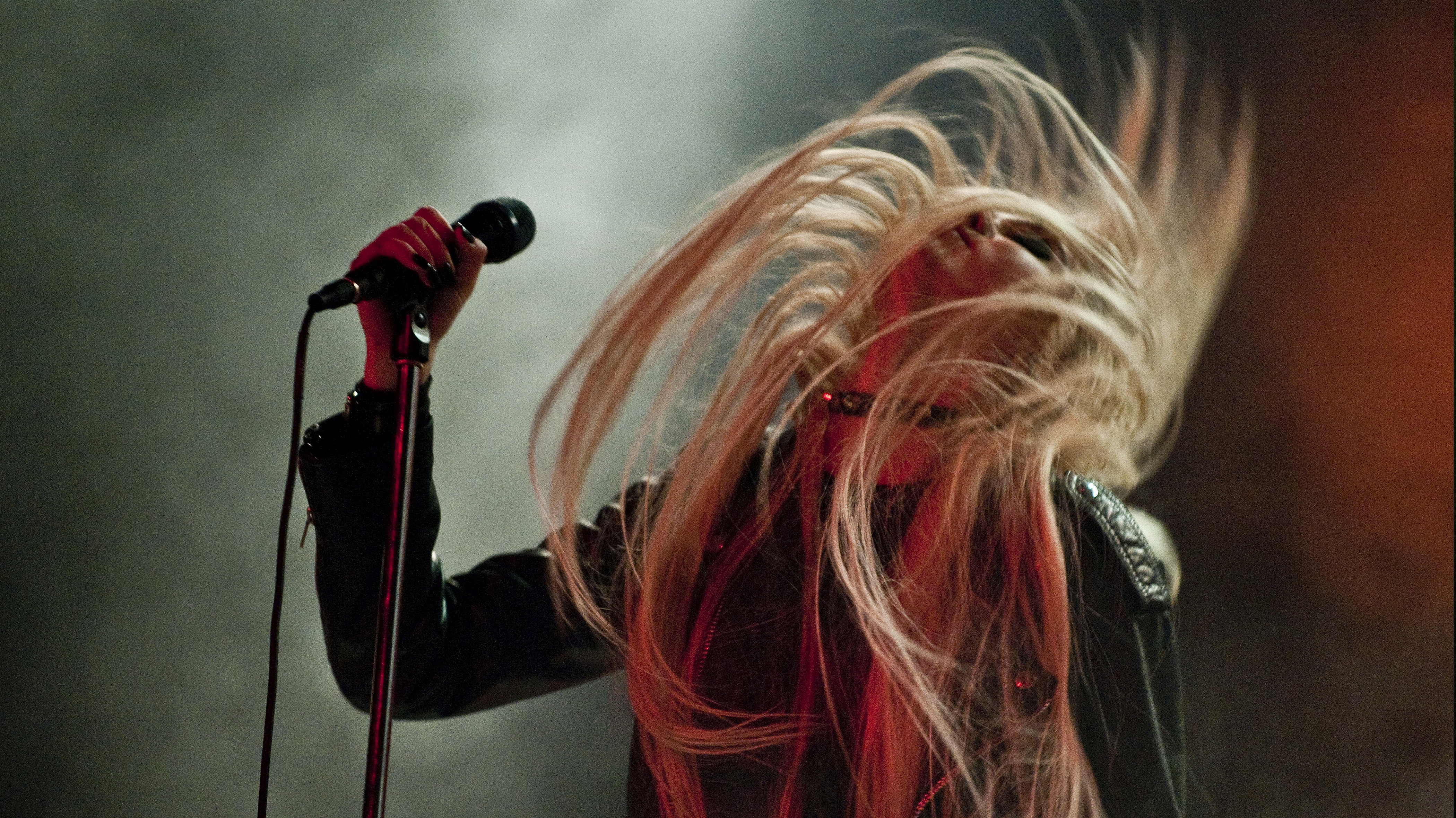 Taylor Momsen Energetic Rock Singer with Flowing Blonde Hair HD Wallpaper