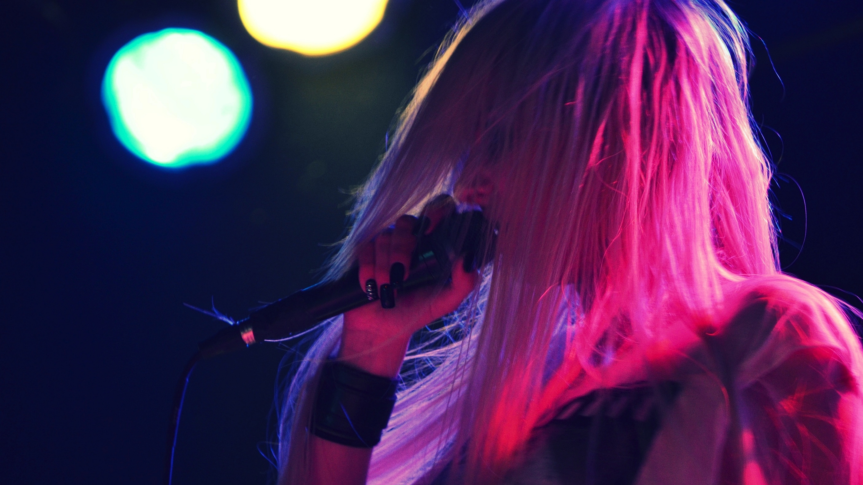 Taylor Momsen singing into a microphone HD Wallpaper