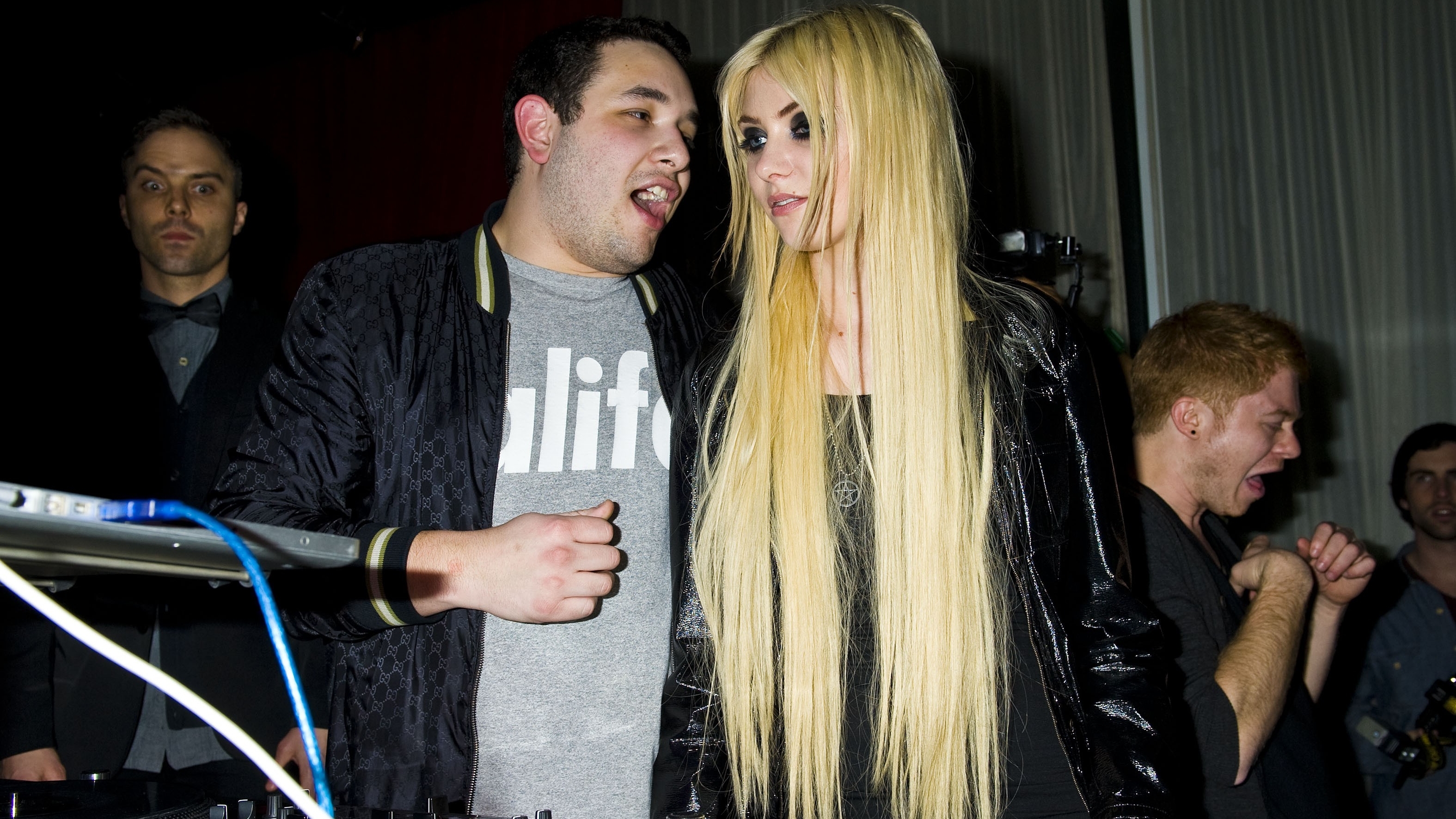 Taylor Momsen with DJ and friends HD Wallpaper