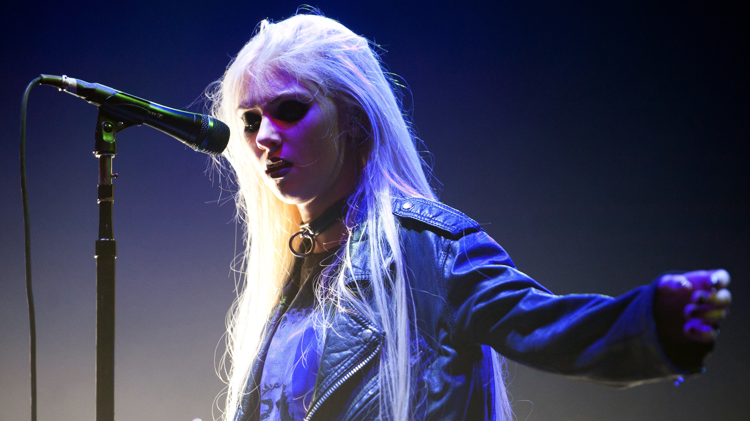 Taylor Momsen performing on stage HD Wallpaper