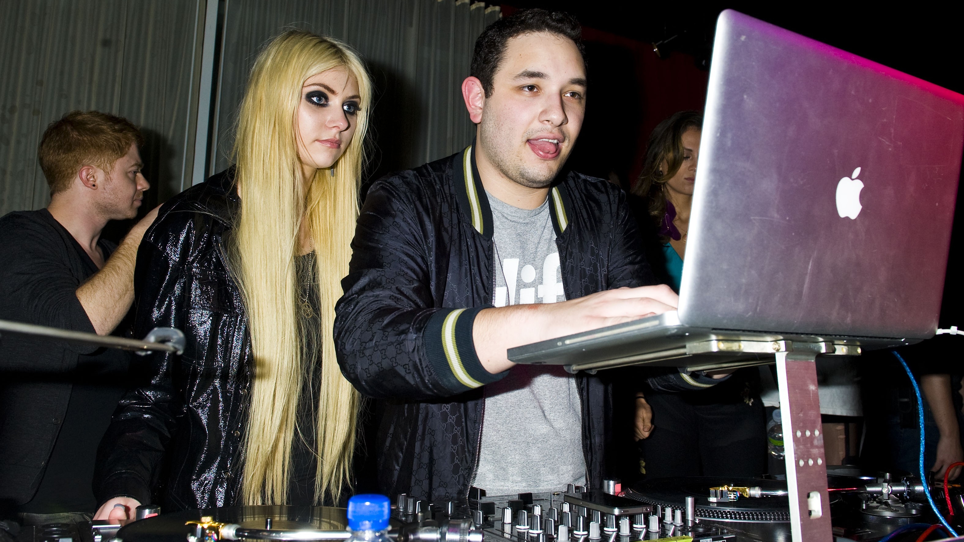 Taylor Momsen DJing with a laptop HD Wallpaper