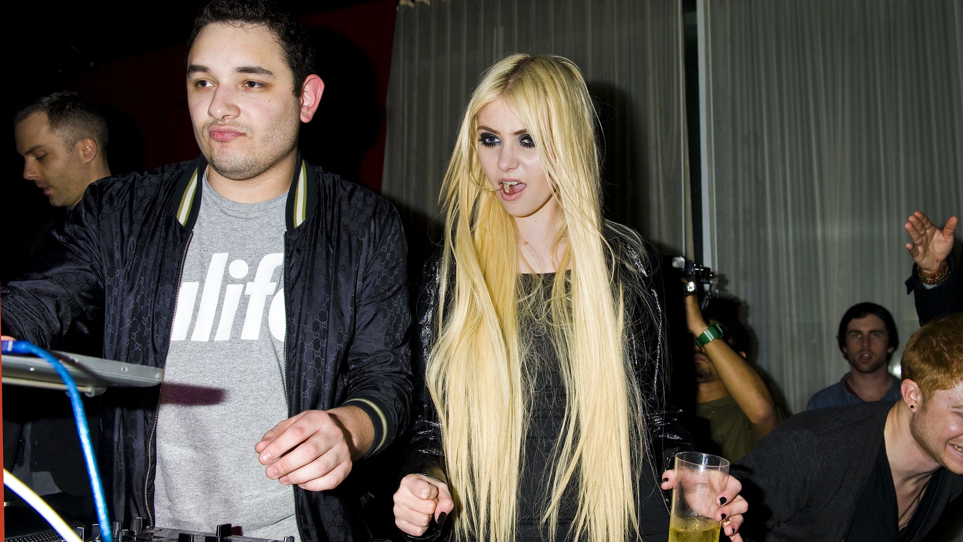 Taylor Momsen at a DJ set HD Wallpaper