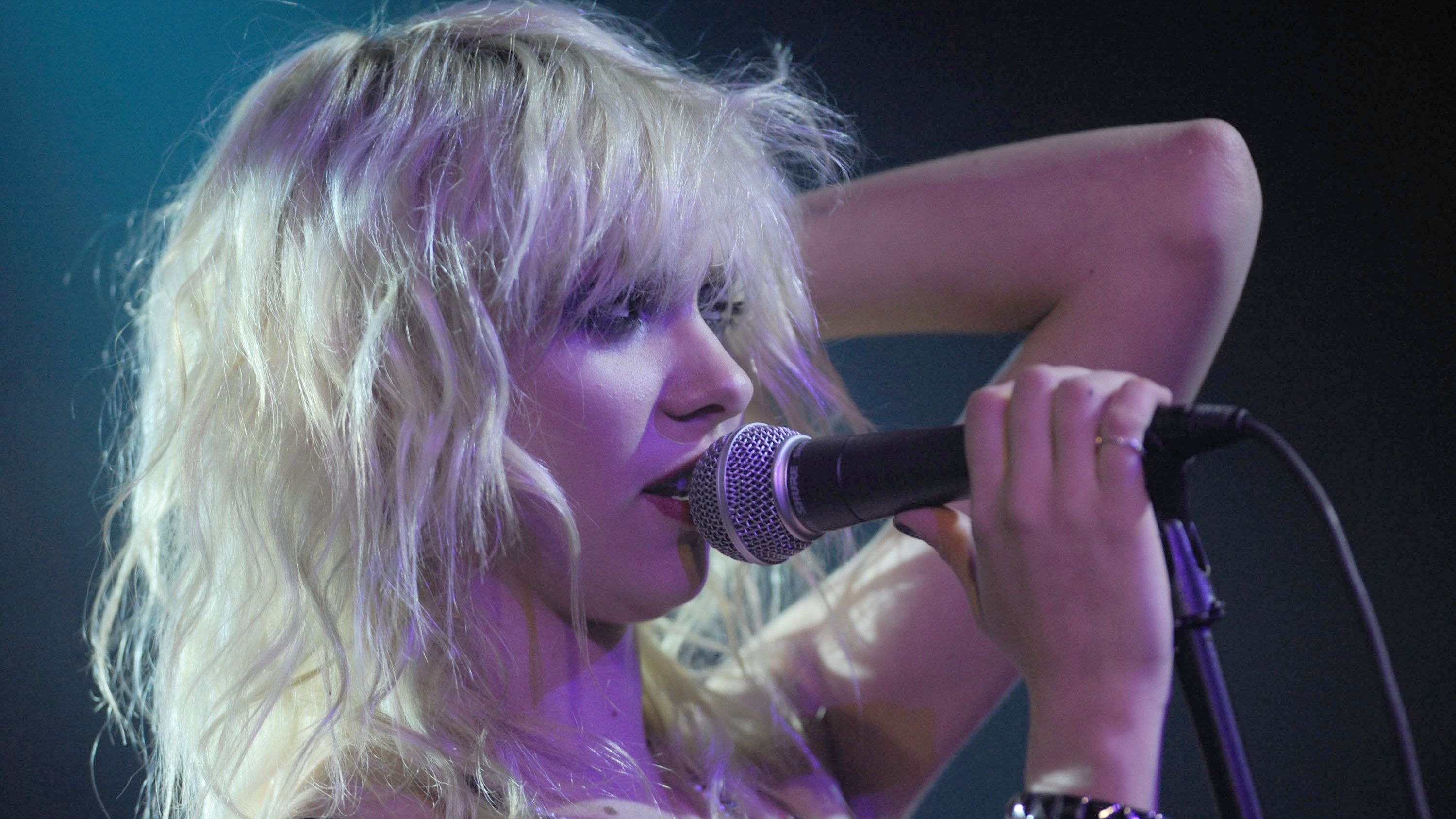 Taylor Momsen singing into a microphone HD Wallpaper