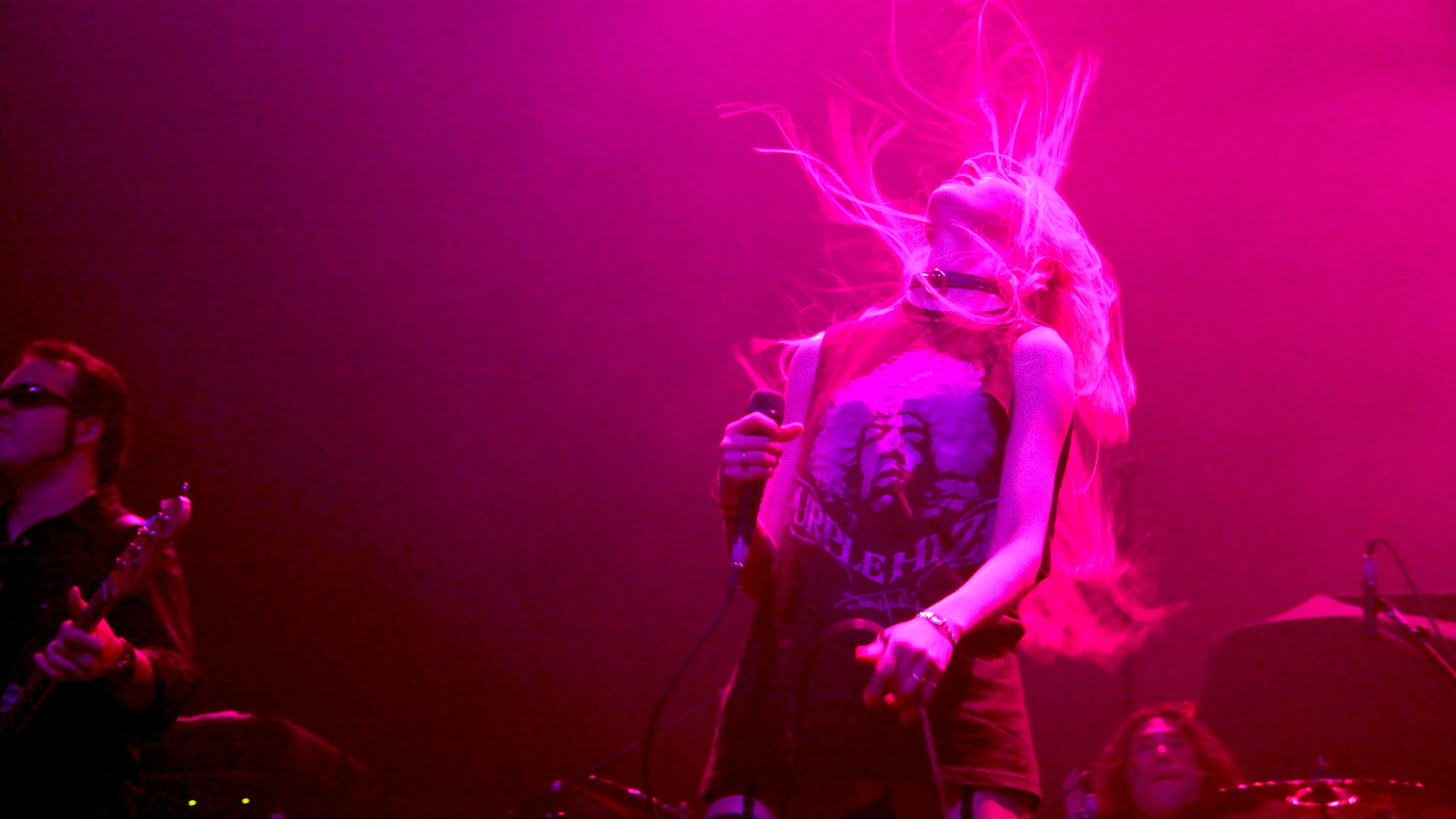 Taylor Momsen performing on stage HD Wallpaper