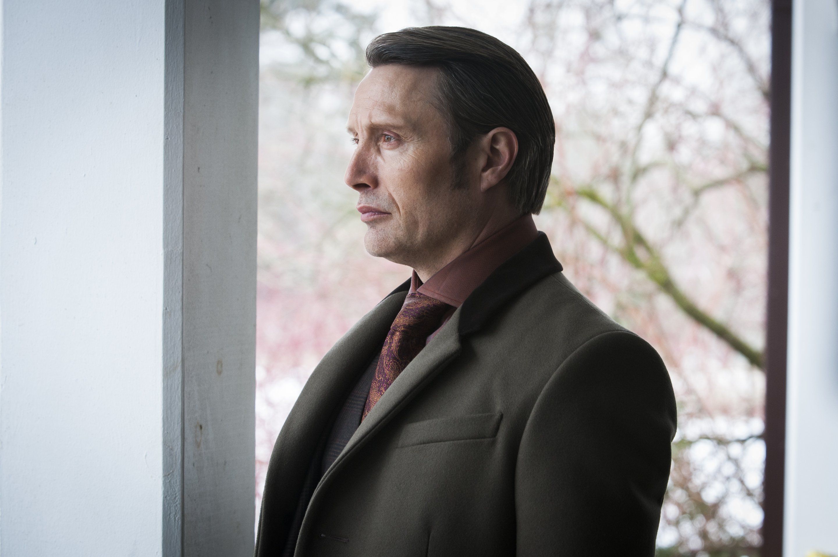 Mads Mikkelsen in a suit HD Wallpaper