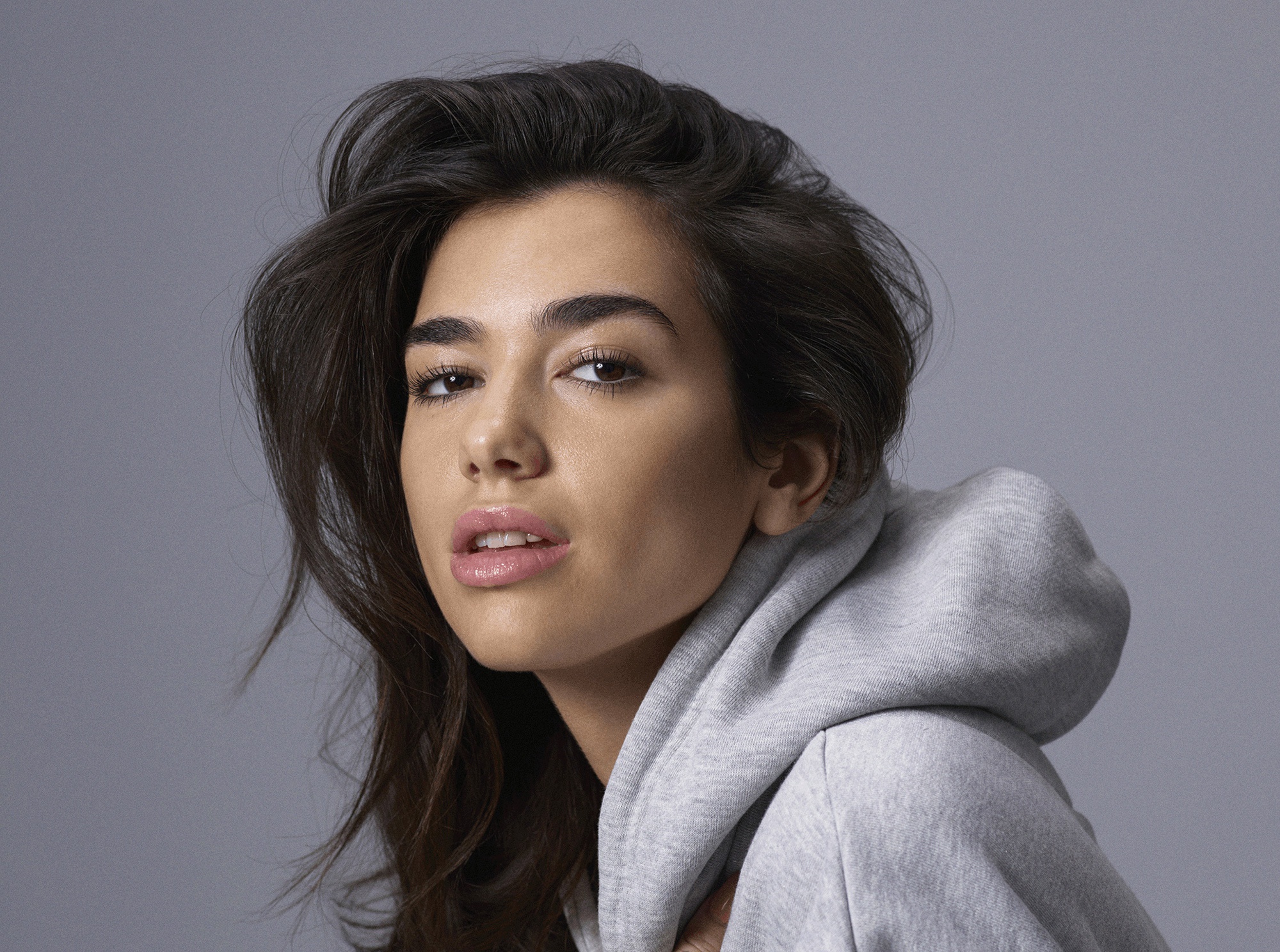 Dua Lipa wearing a grey hoodie HD Wallpaper