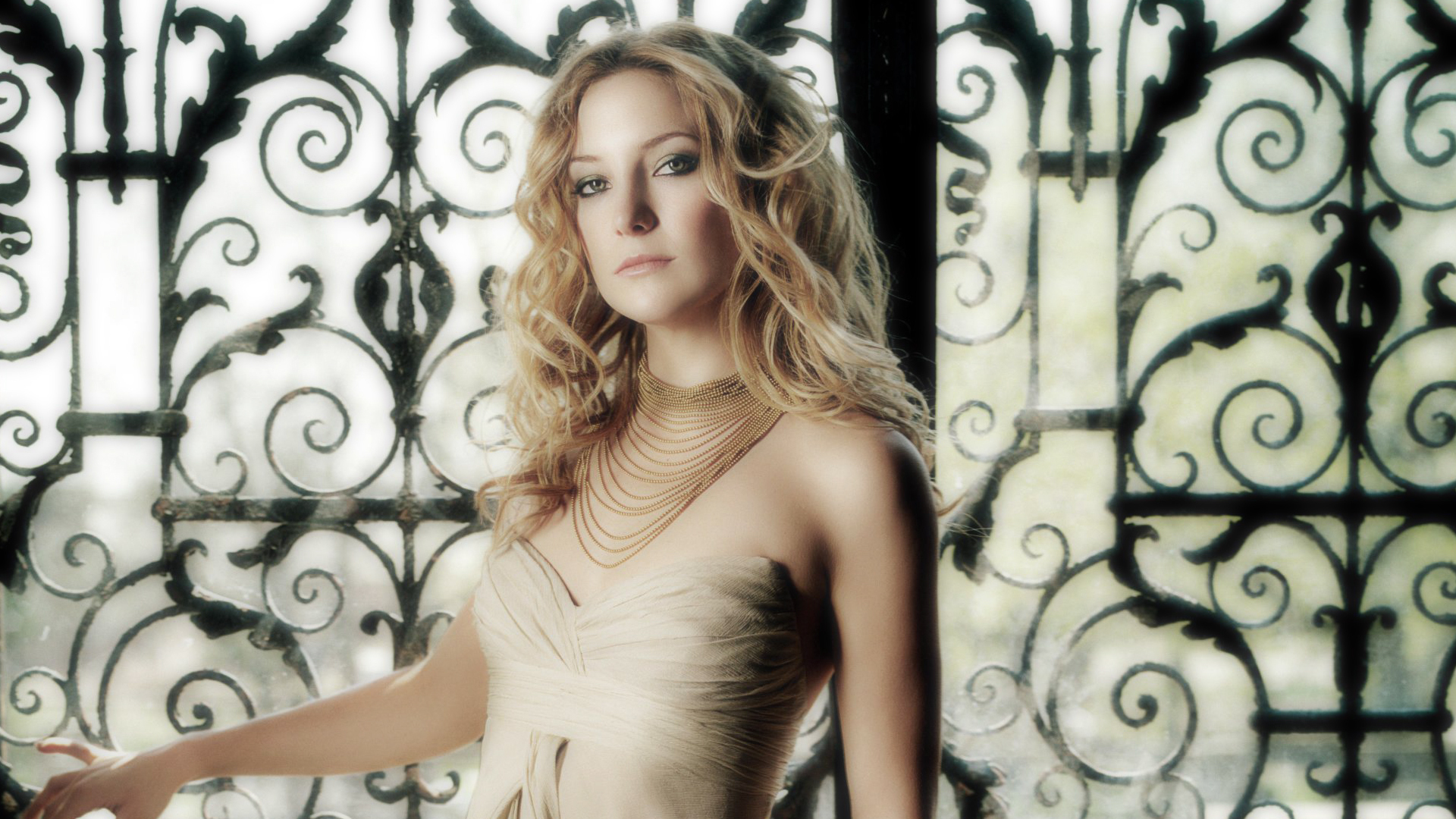 Kate Hudson in a strapless dress HD Wallpaper