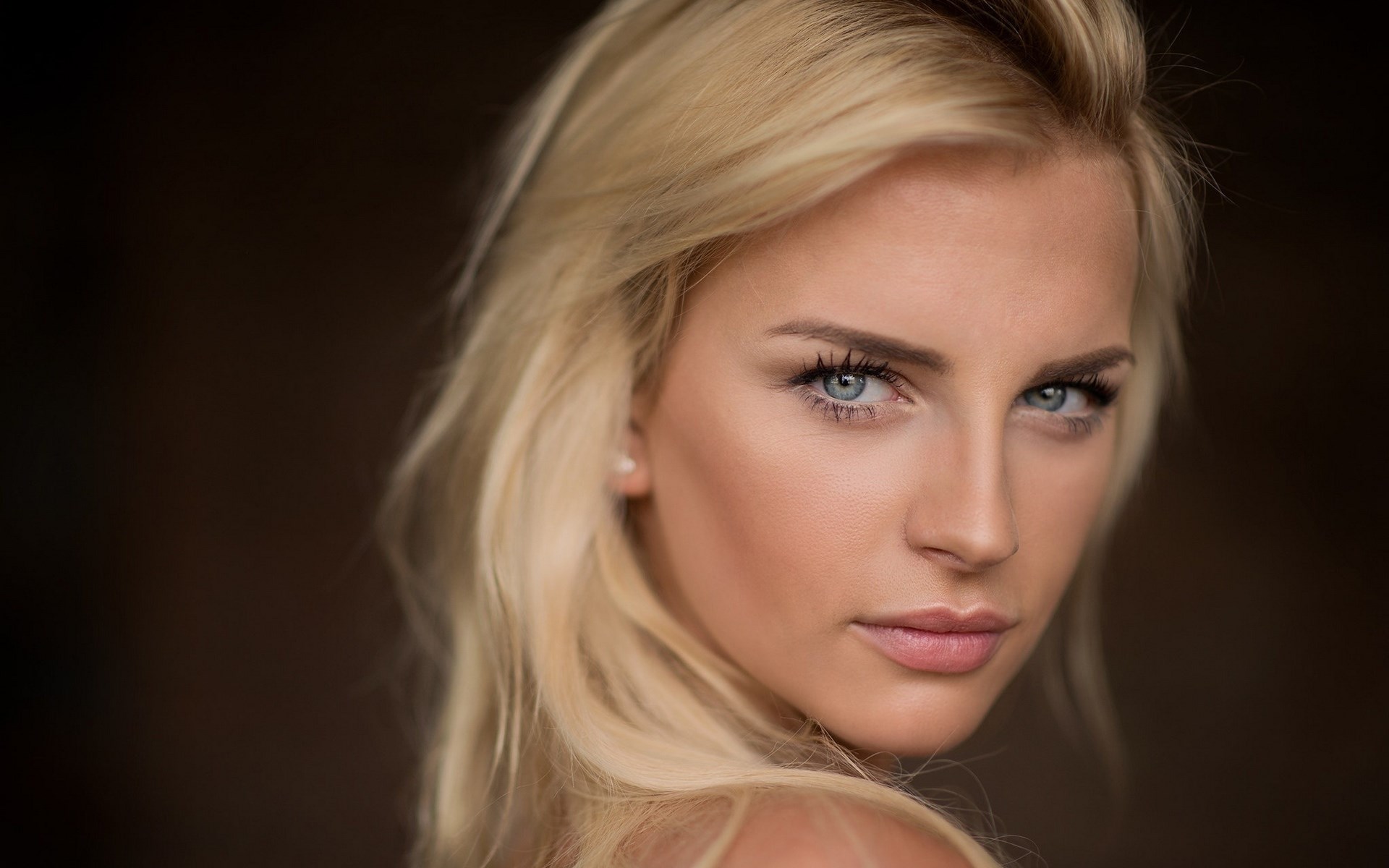 Close-up portrait of a blonde woman with blue eyes HD Wallpaper