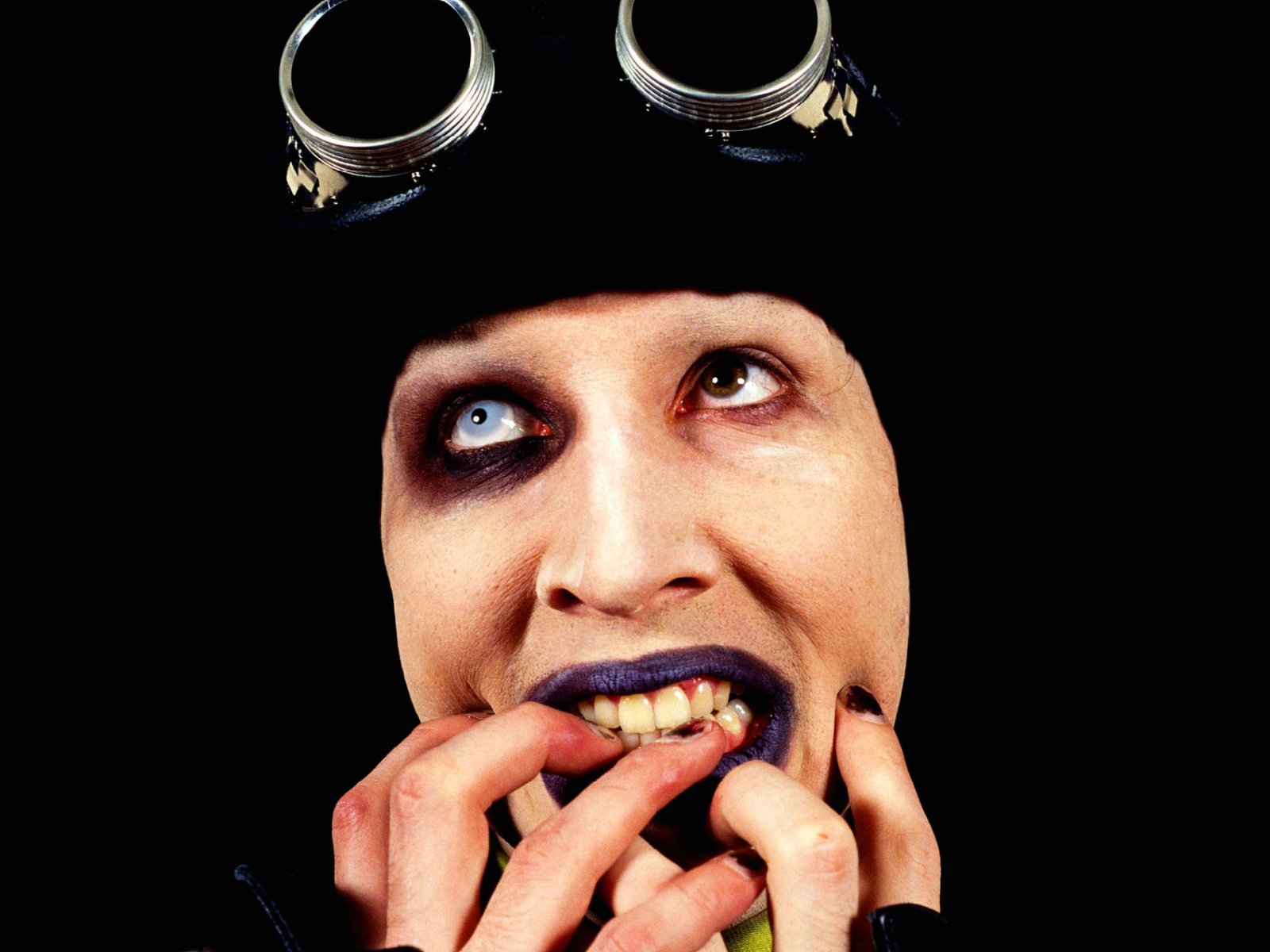 Marilyn Manson with goggles HD Wallpaper