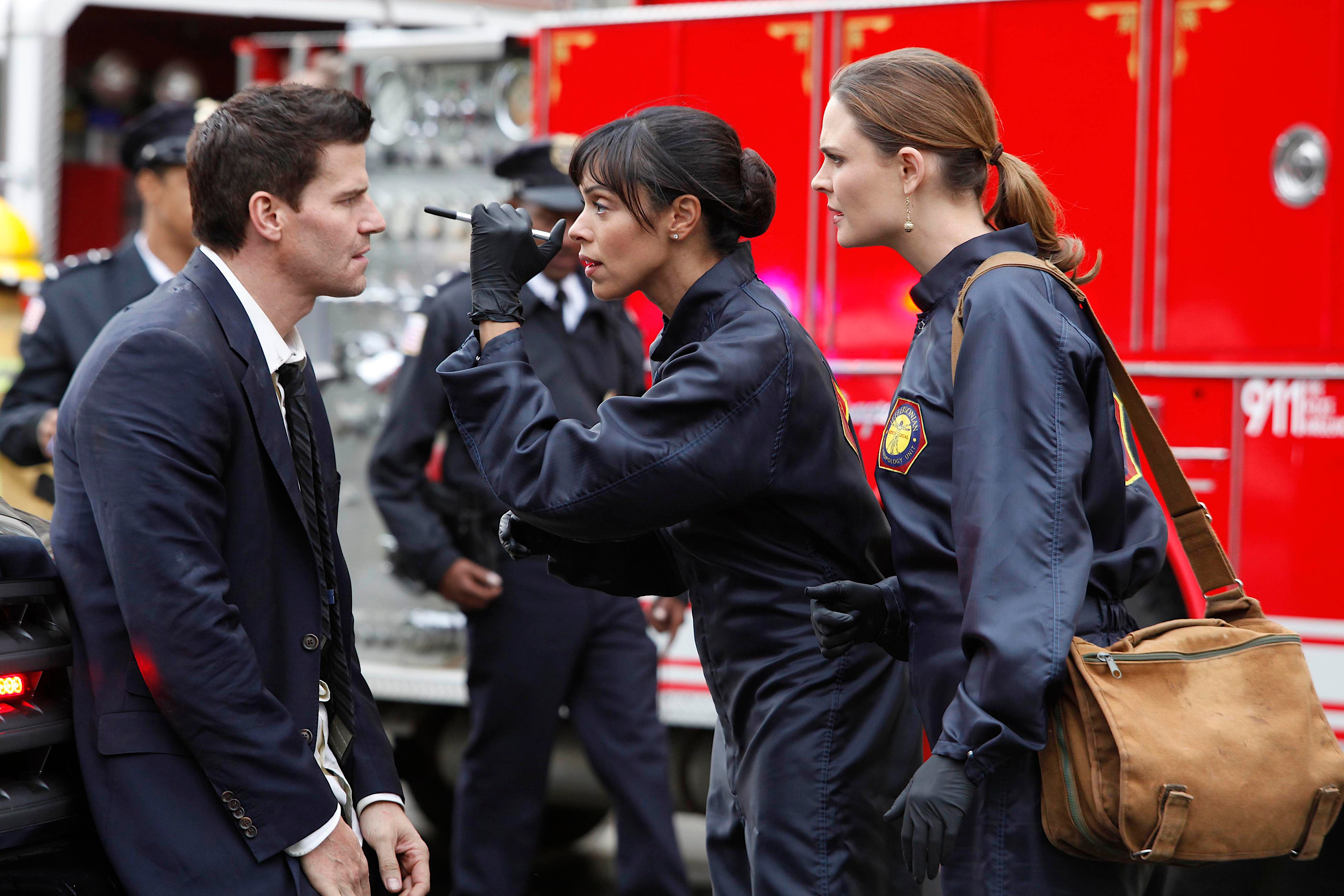 Tamara Taylor and David Boreanaz on set HD Wallpaper
