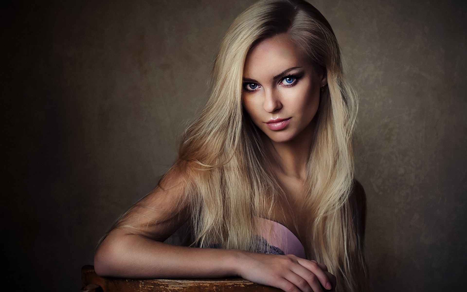 Woman with long blonde hair and blue eyes HD Wallpaper