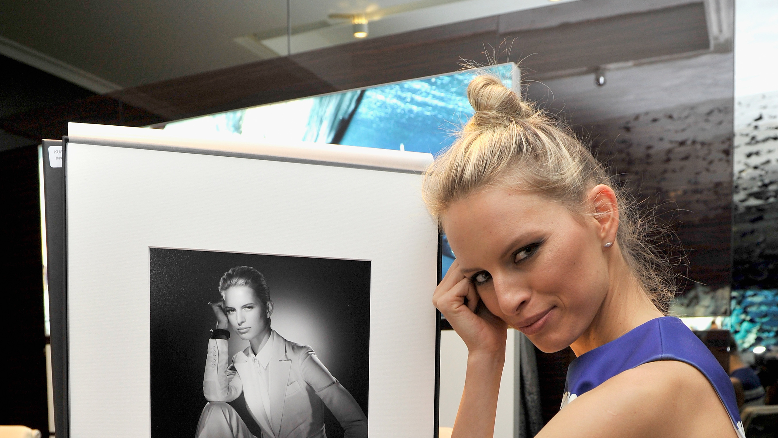 Karolina Kurkova posing next to her portrait HD Wallpaper