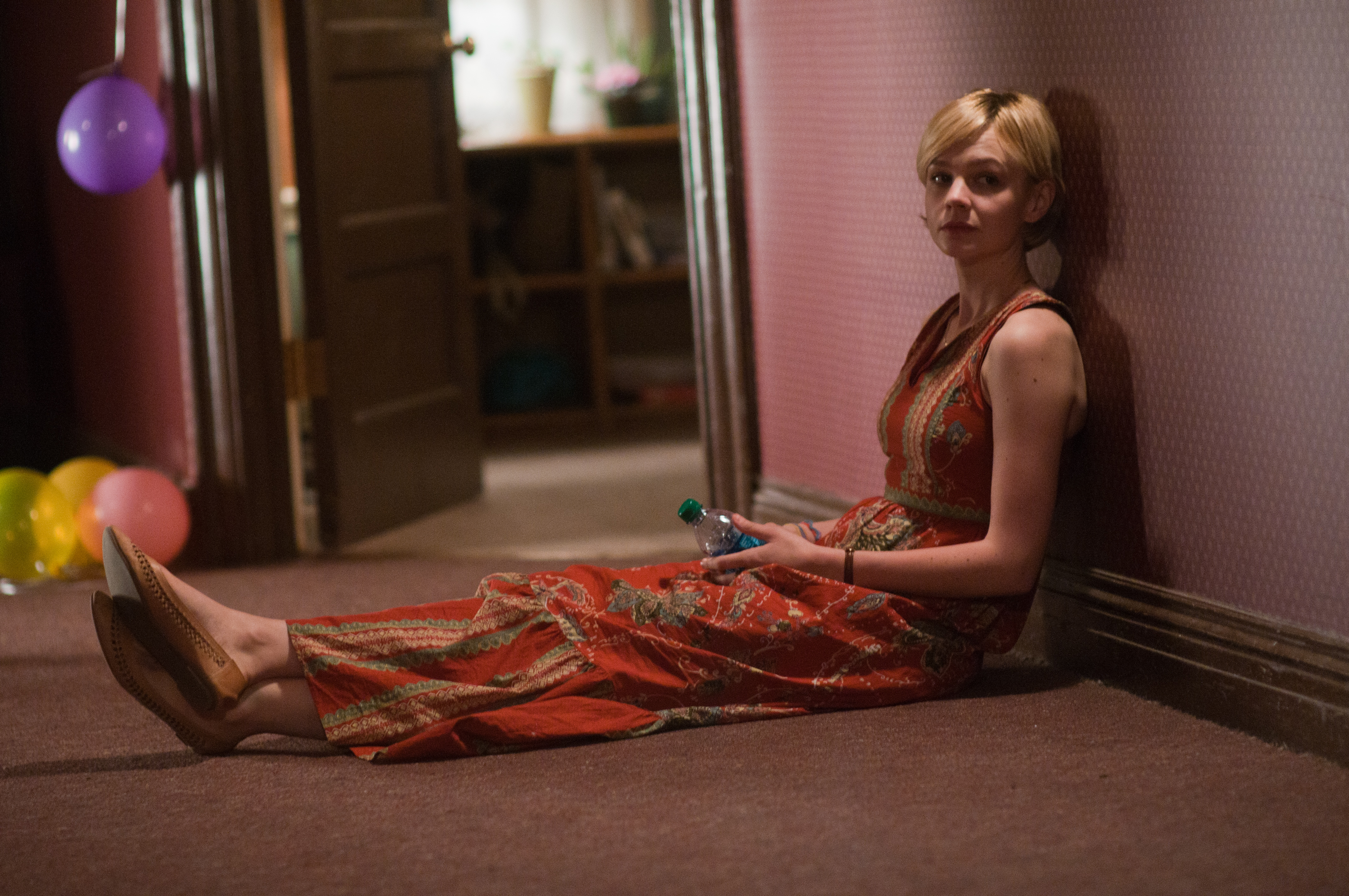 Carey Mulligan sitting on floor with balloons HD Wallpaper