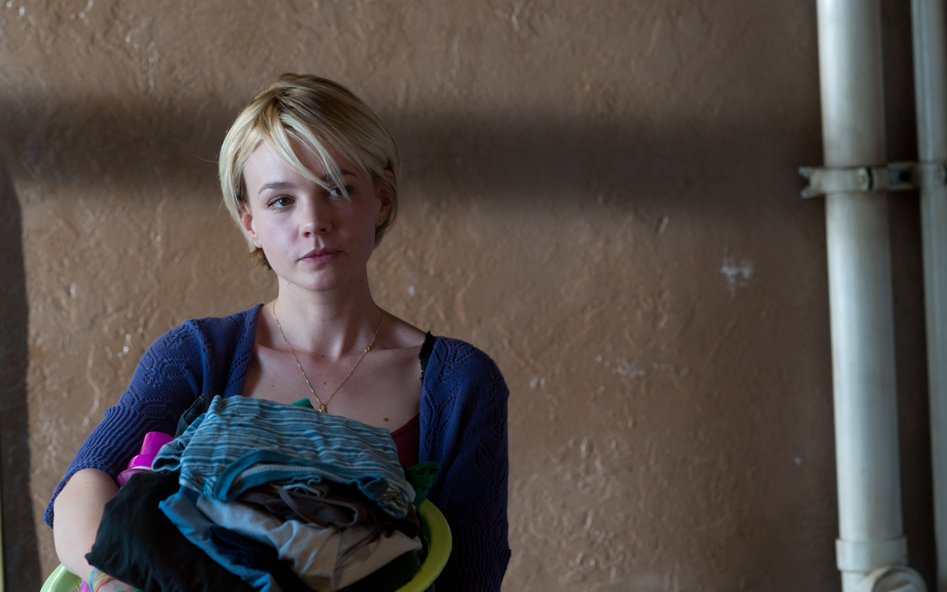 Carey Mulligan holding laundry HD Wallpaper