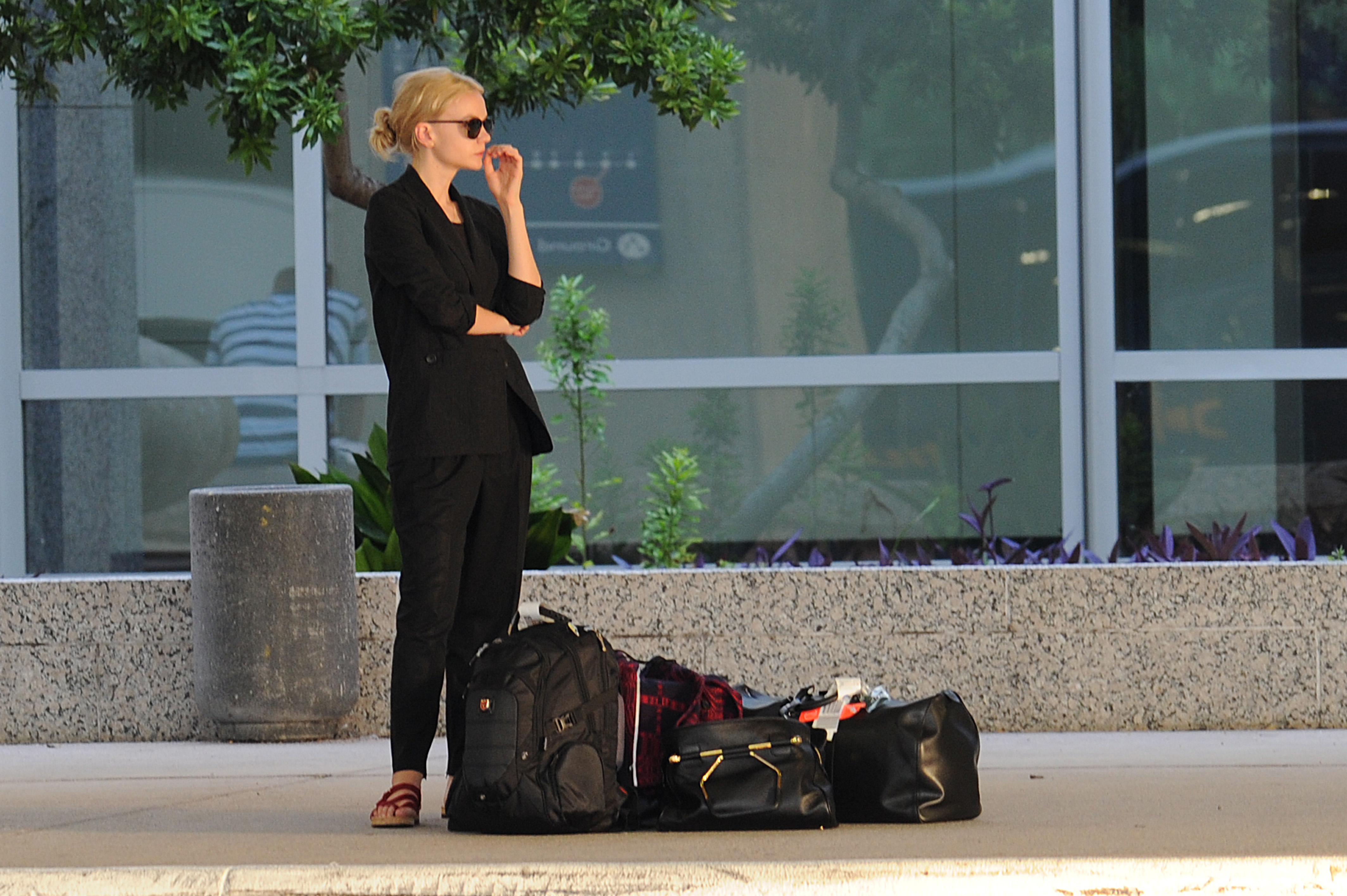 Carey Mulligan with luggage HD Wallpaper