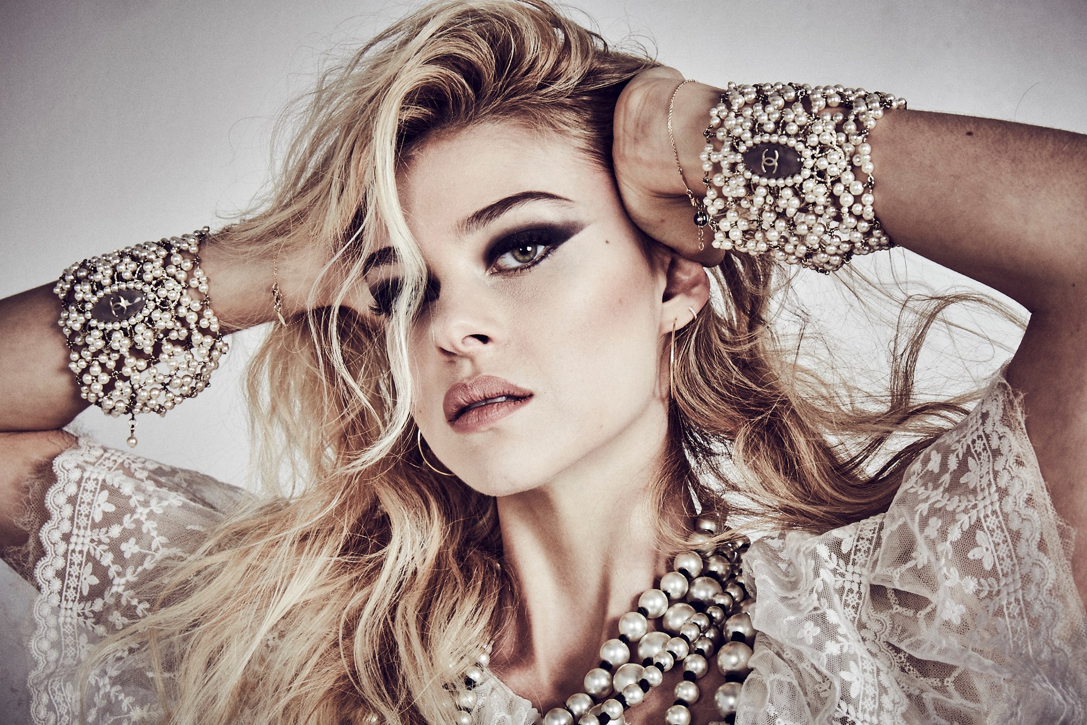 Nicola Peltz with pearl jewelry HD Wallpaper