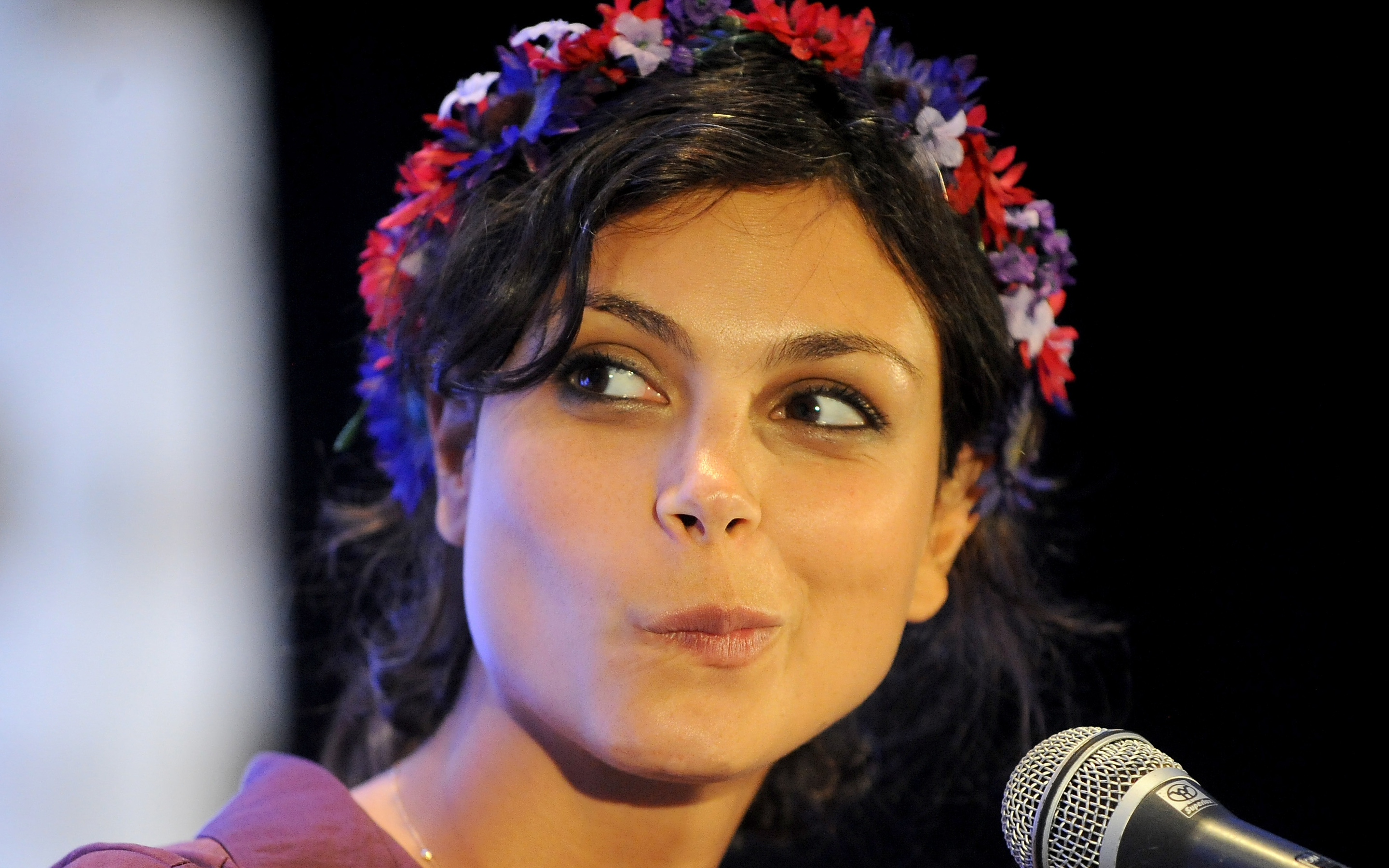 Morena Baccarin wearing a flower crown HD Wallpaper
