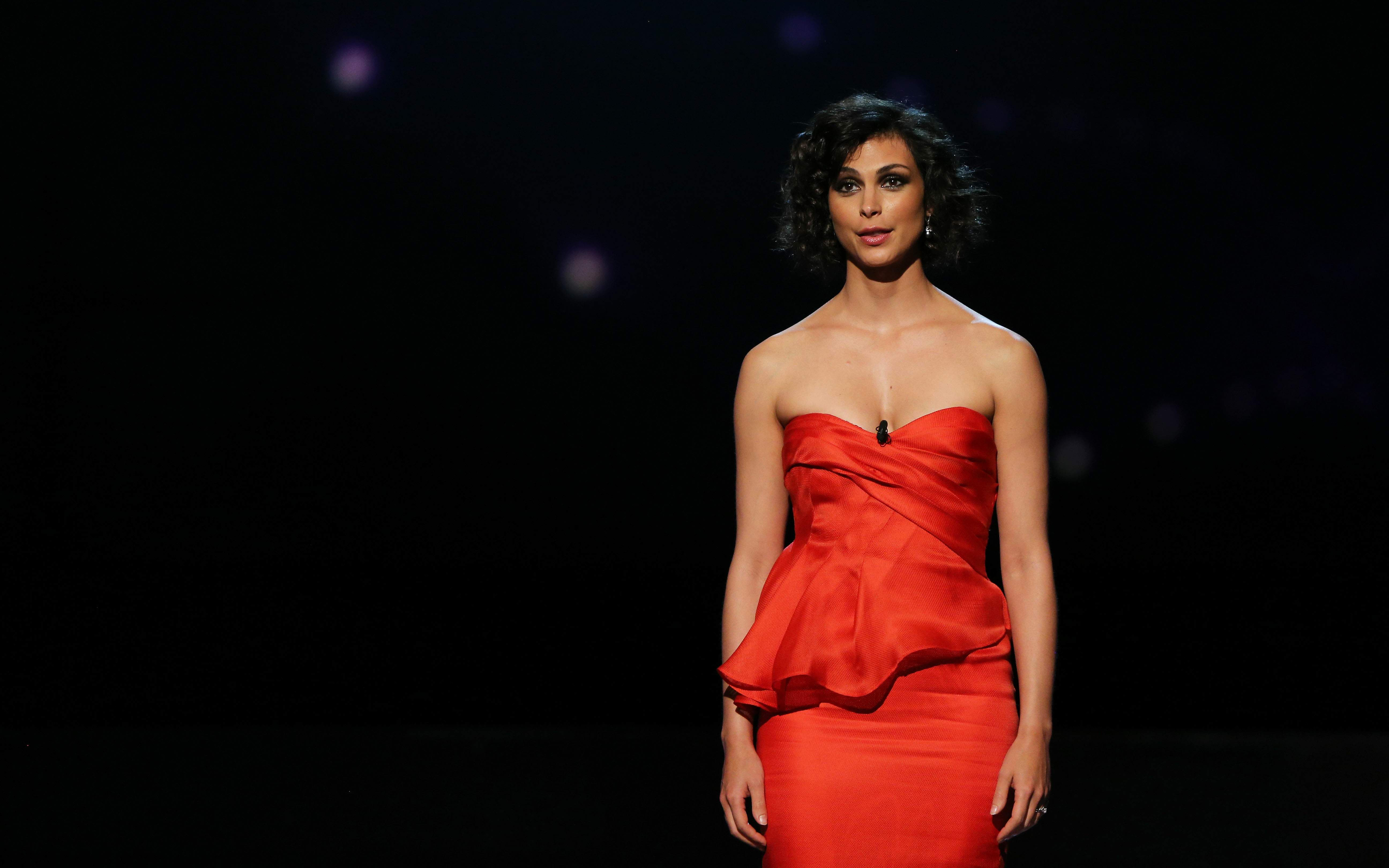 Morena Baccarin on stage HD Wallpaper