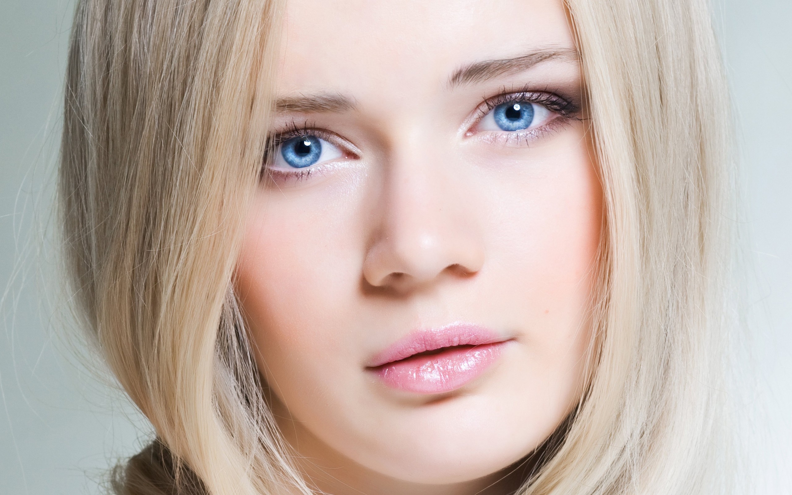 Close-up of a young woman's face HD Wallpaper