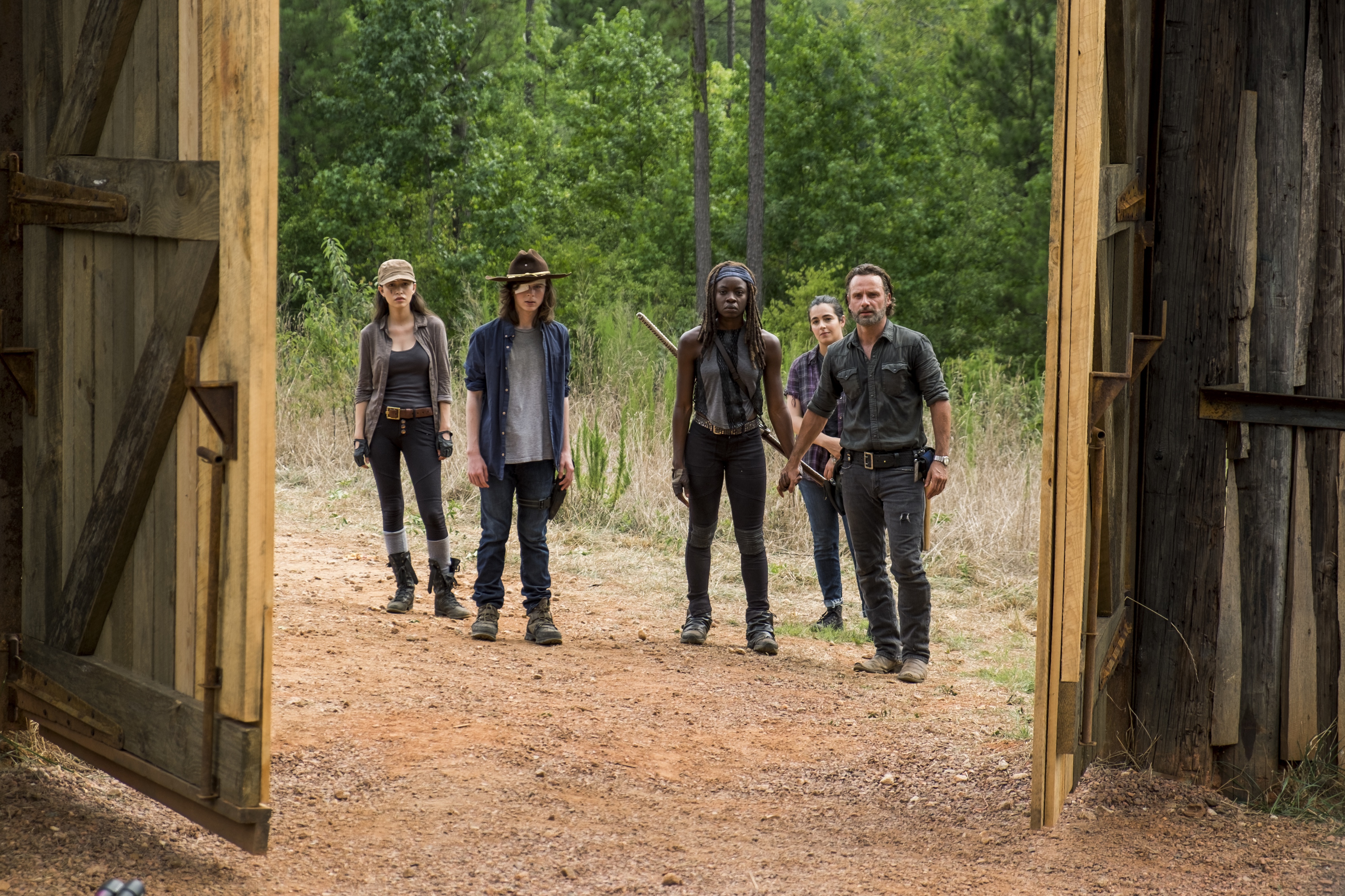 The Walking Dead characters in front of a barn HD Wallpaper