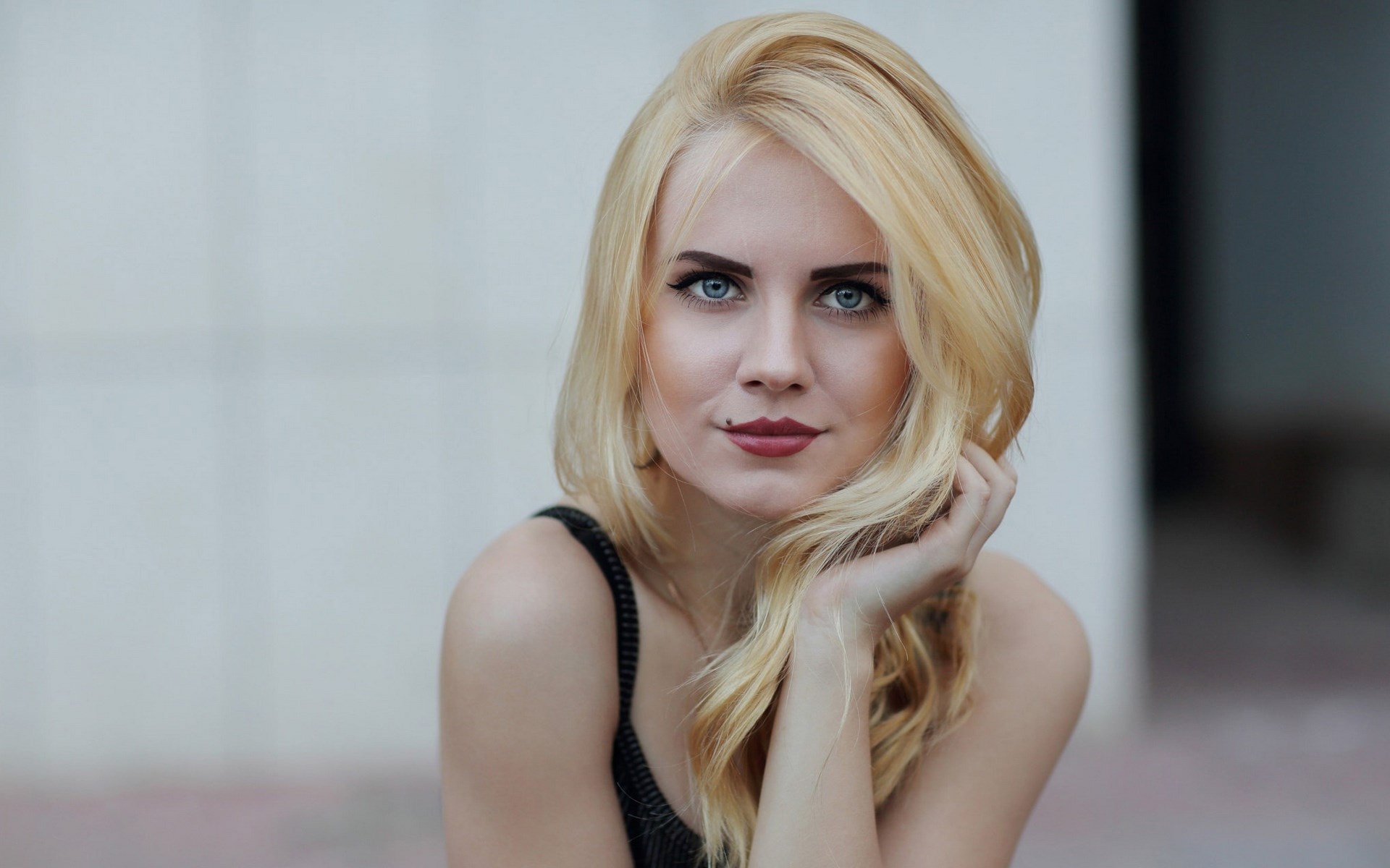 Blonde woman with blue eyes and mole HD Wallpaper