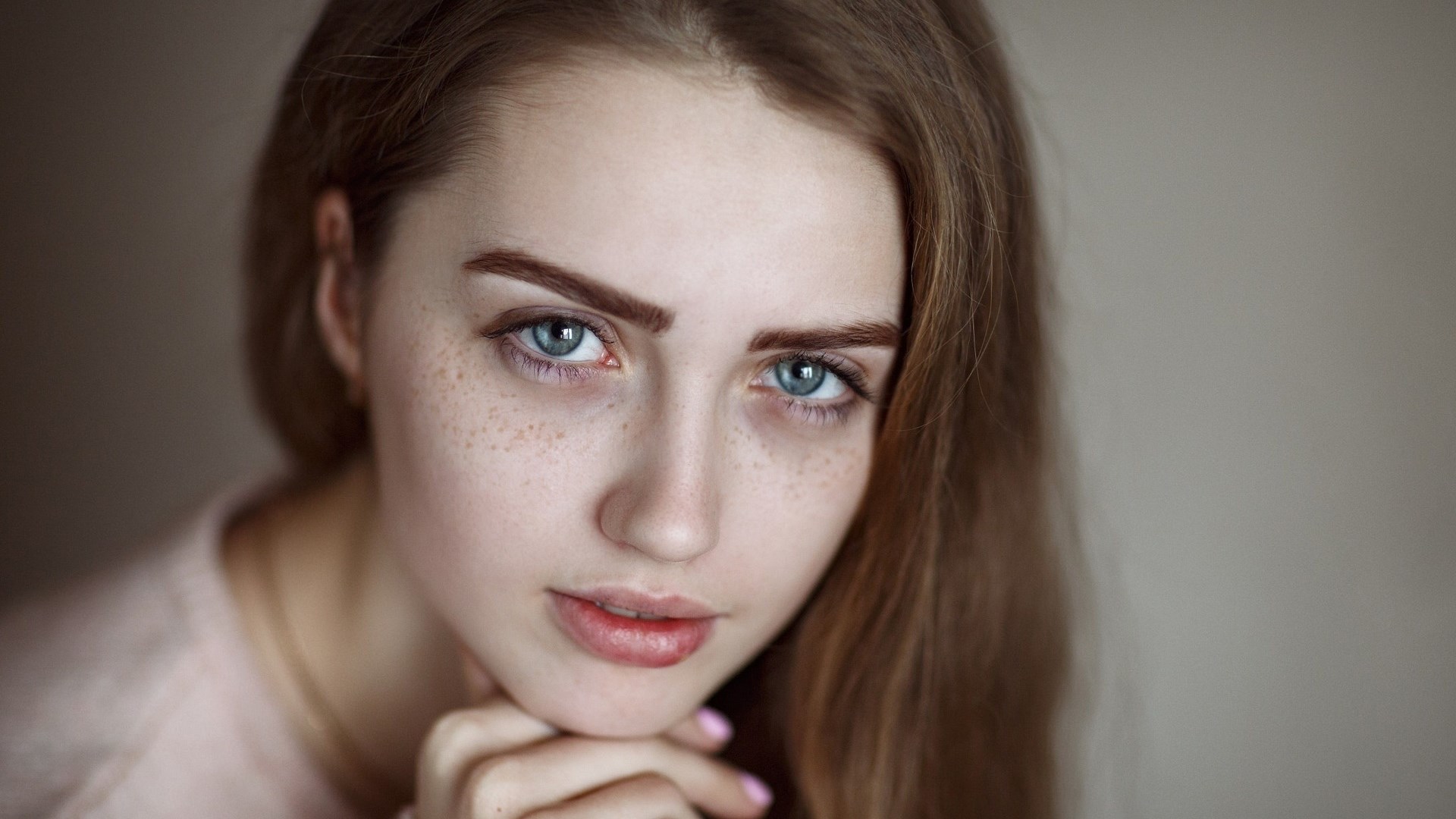 Young woman with blue eyes and freckles HD Wallpaper