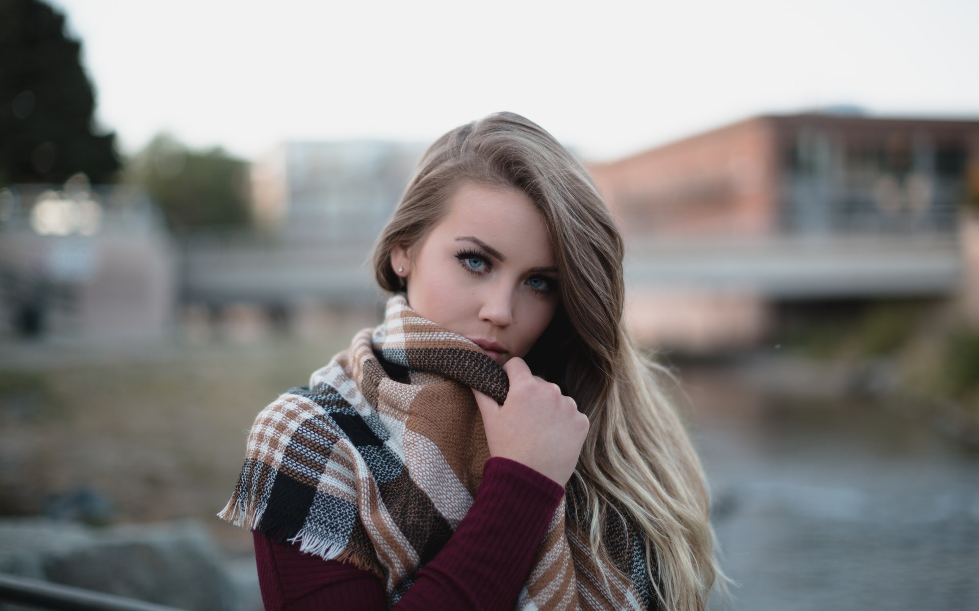 Woman wearing a scarf outdoors HD Wallpaper