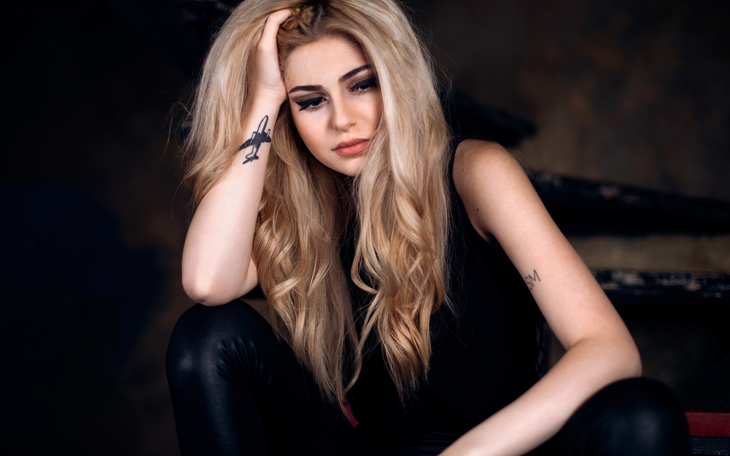Woman with blonde hair and tattoos HD Wallpaper