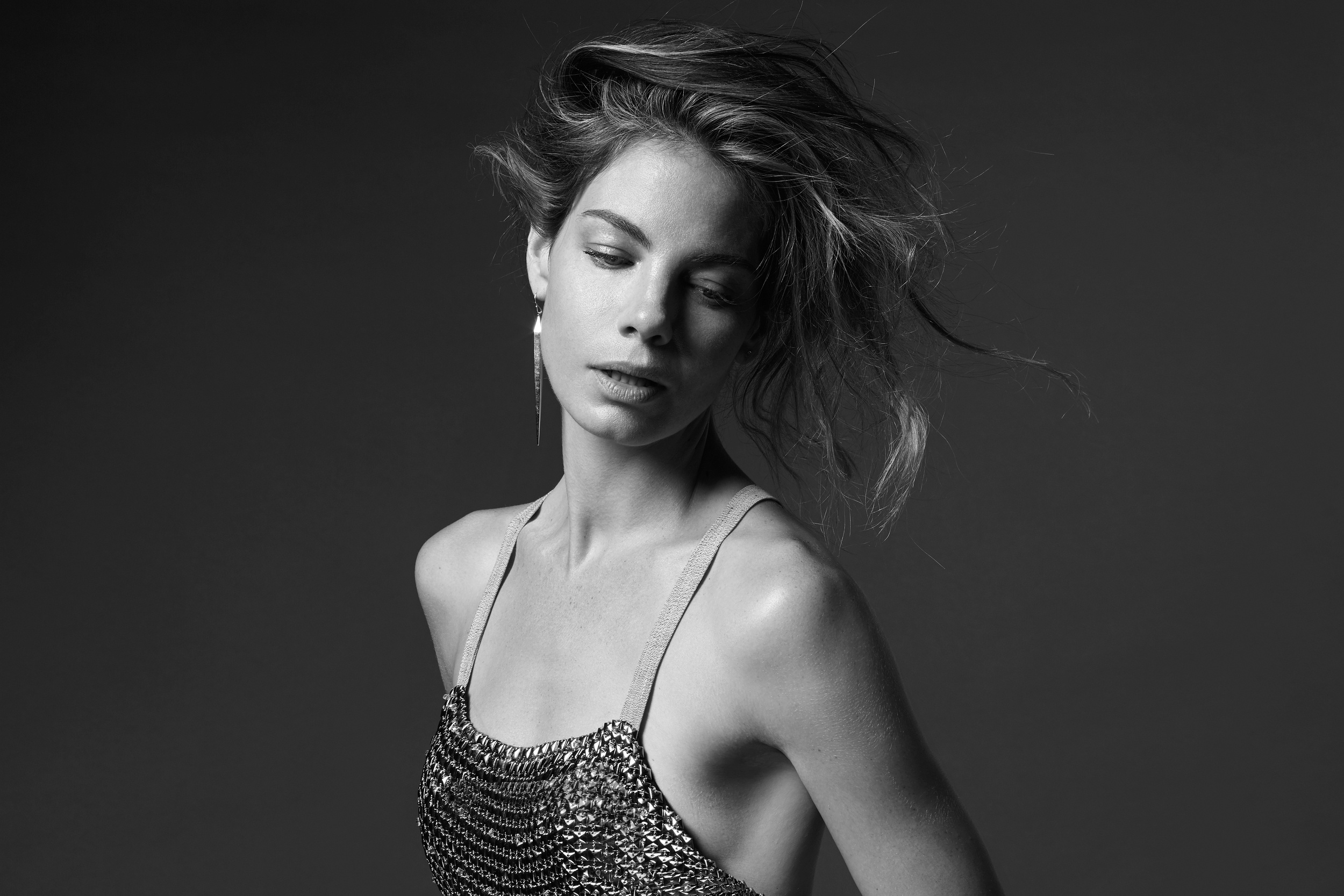 Michelle Monaghan in a chainmail top HD Wallpaper